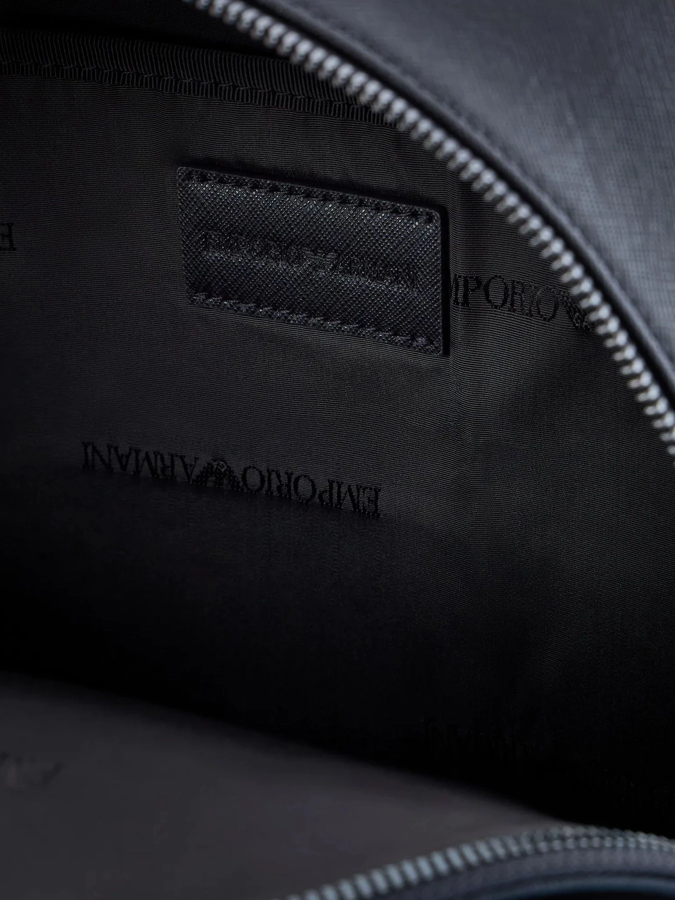 Рюкзаки Emporio Armani модель Y4O452-YQ75I-87872 Рюкзаки Emporio Armani модель Y4O452-YQ75I-87872 Фото