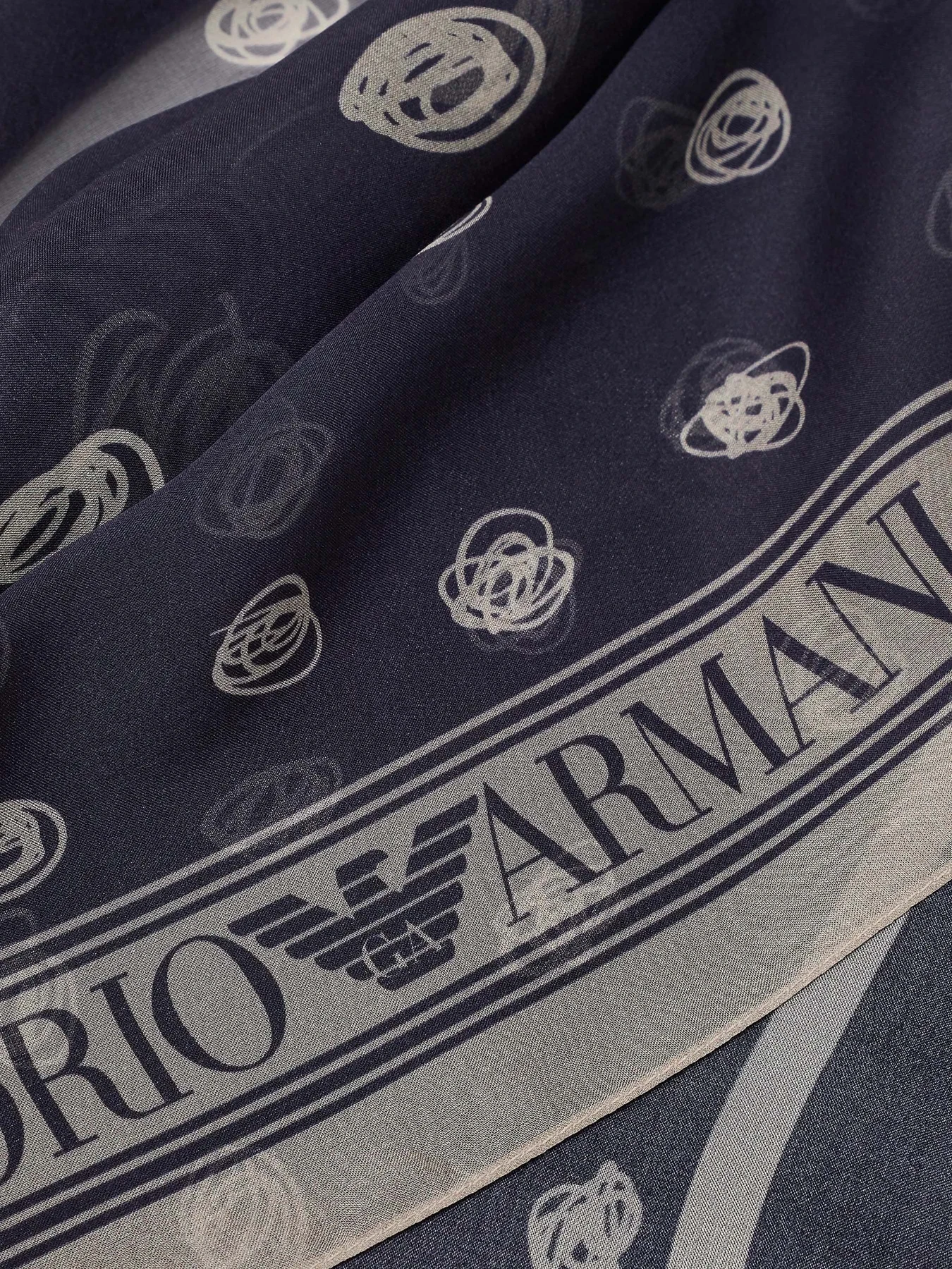Шарфы и платки Emporio Armani модель EW000375-AF11921-UB109 Фото
