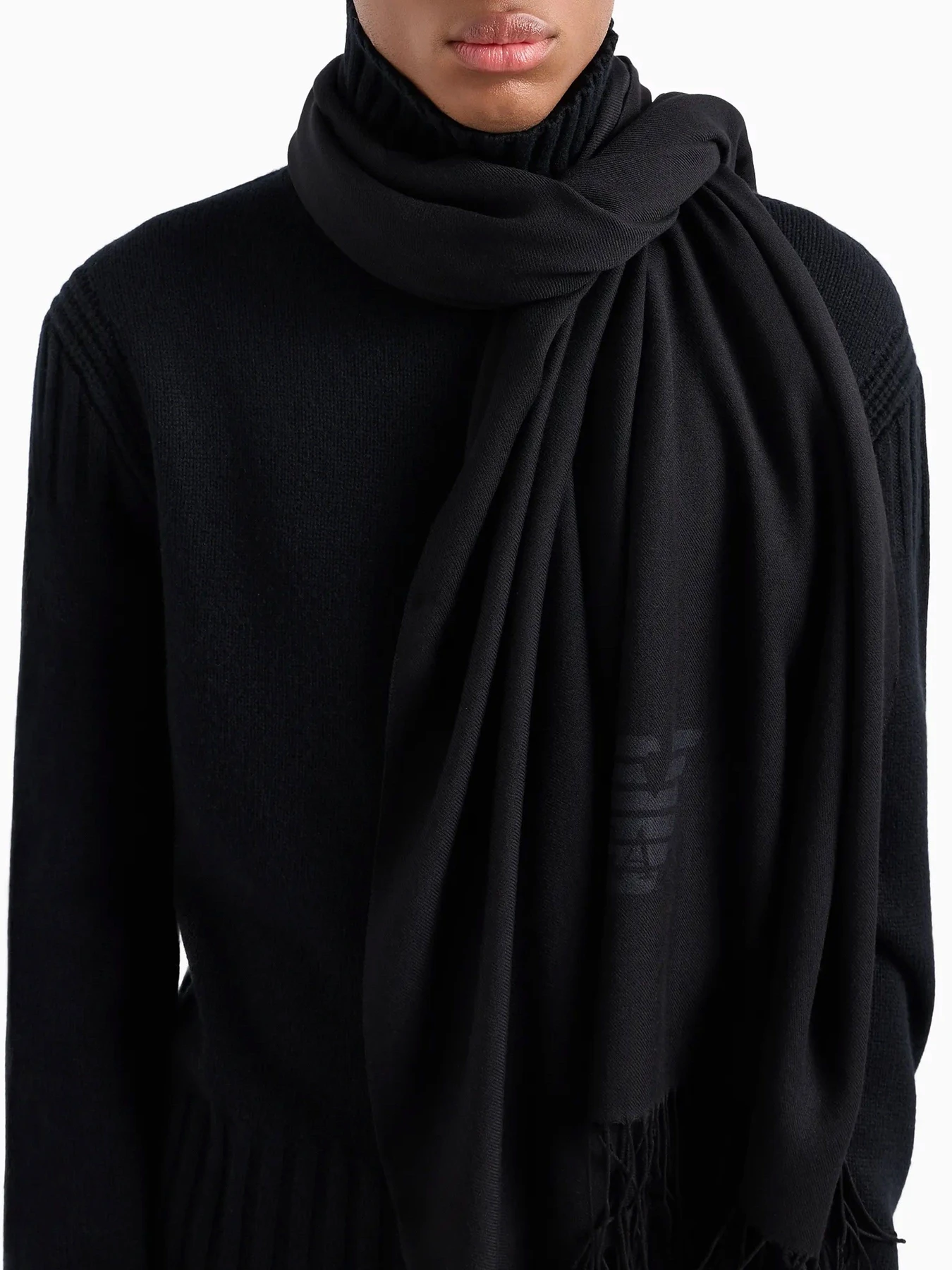 Шарфы и платки Emporio Armani модель 625214-CC318-00020 Шарфы и платки Emporio Armani модель 625214-CC318-00020 Фото
