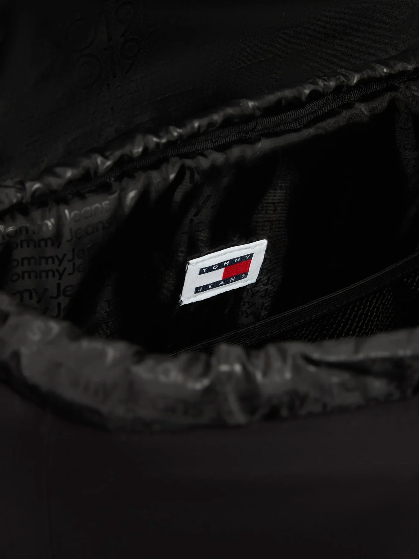 Рюкзаки Tommy Hilfiger модель AW0AW16263-BDS Рюкзаки Tommy Hilfiger модель AW0AW16263-BDS Фото