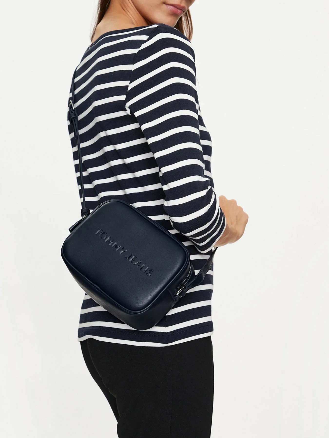 Сумки Tommy Hilfiger модель AW0AW16274-C1G Сумки Tommy Hilfiger модель AW0AW16274-C1G Фото