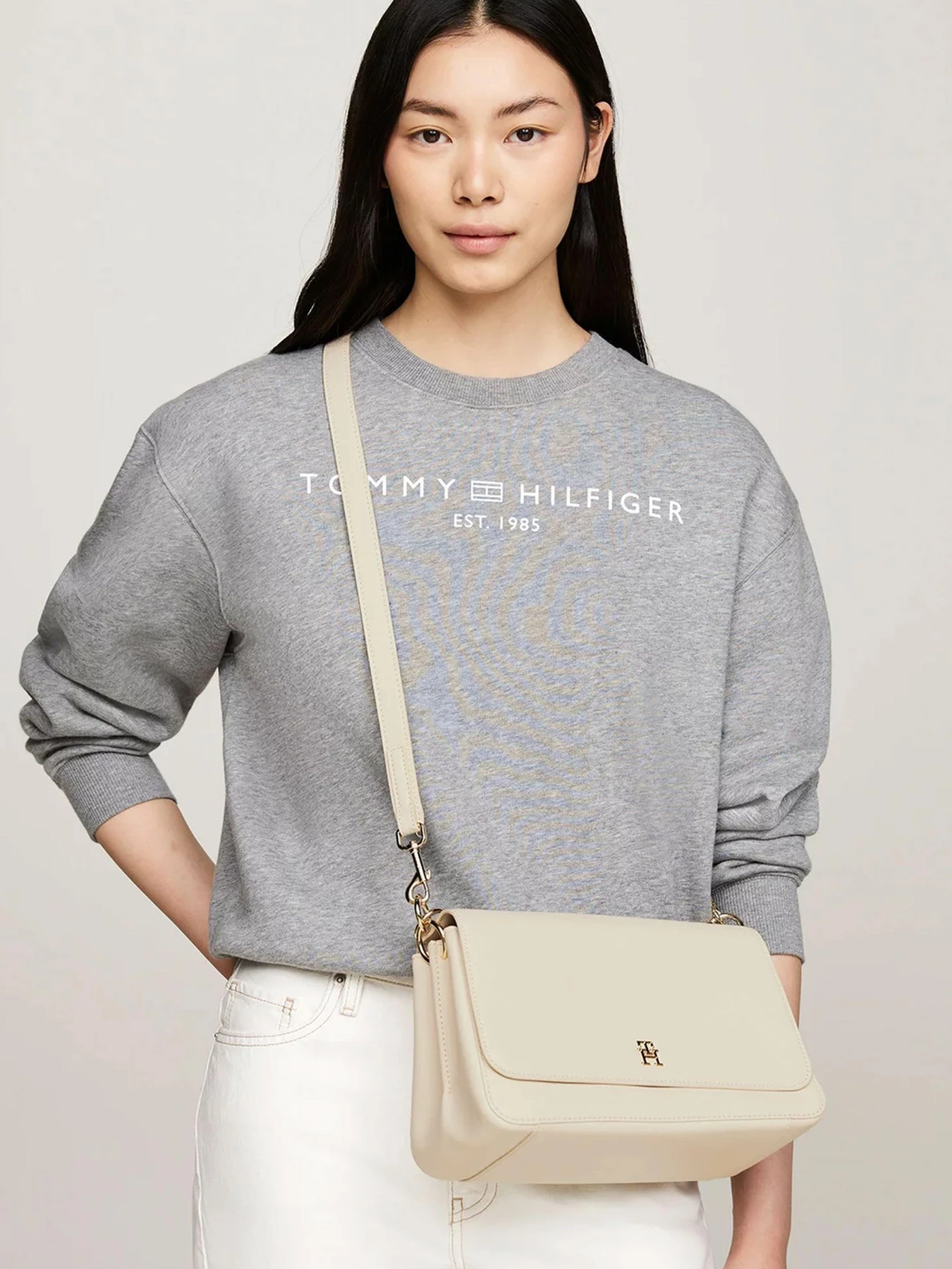 Сумки Tommy Hilfiger модель AW0AW16680-ACI Сумки Tommy Hilfiger модель AW0AW16680-ACI Фото