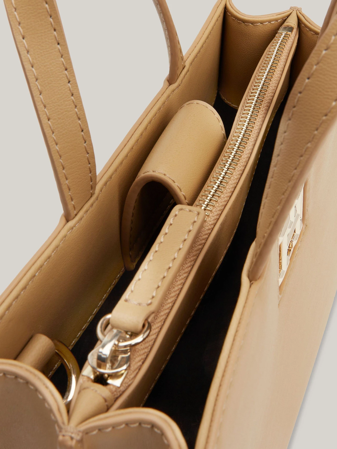 Сумки Tommy Hilfiger модель AW0AW16762-RBL Сумки Tommy Hilfiger модель AW0AW16762-RBL Фото