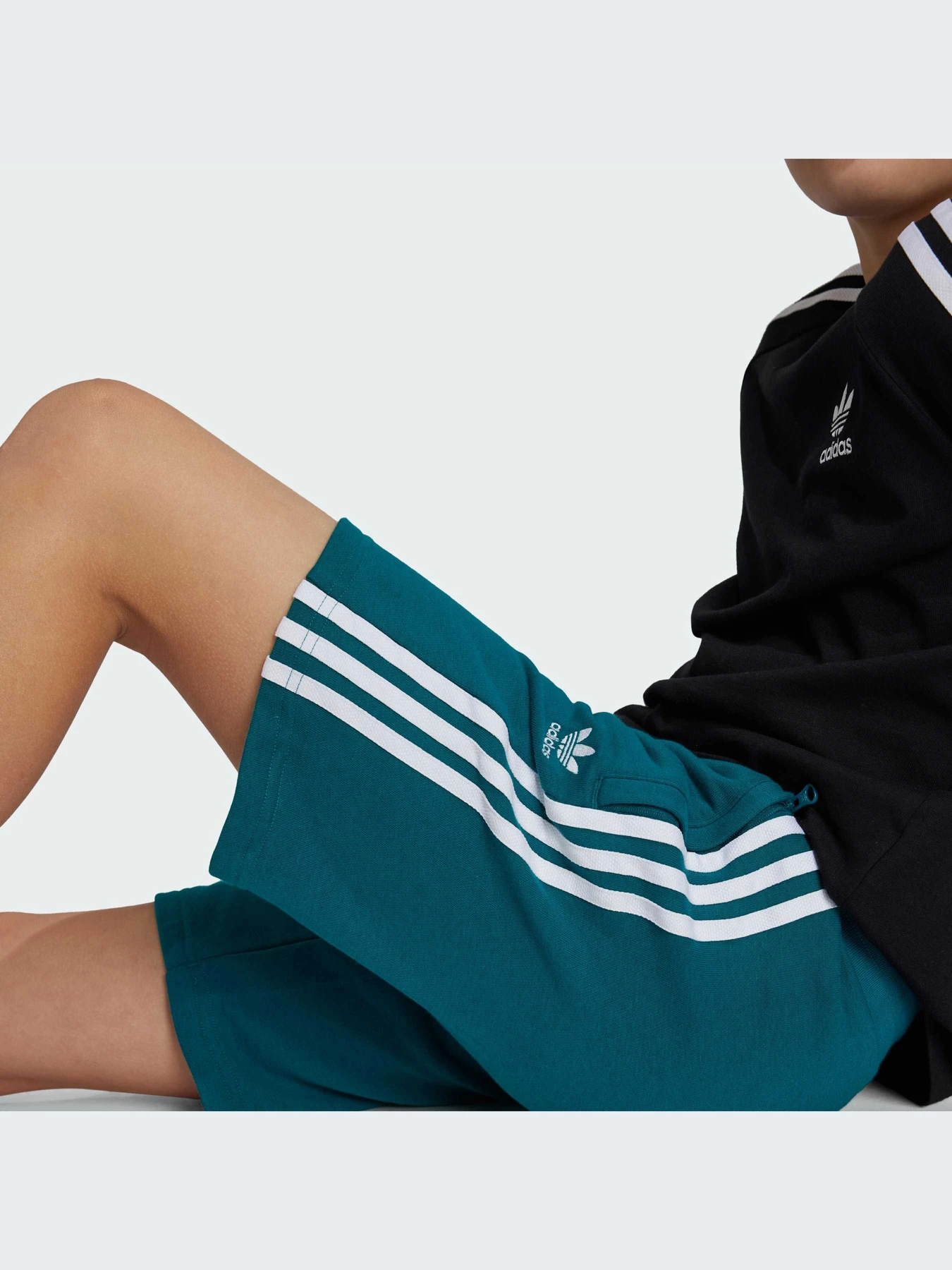 Шорты Adidas Adicolor модель IY7482-KZ Шорты Adidas Adicolor модель IY7482-KZ Фото