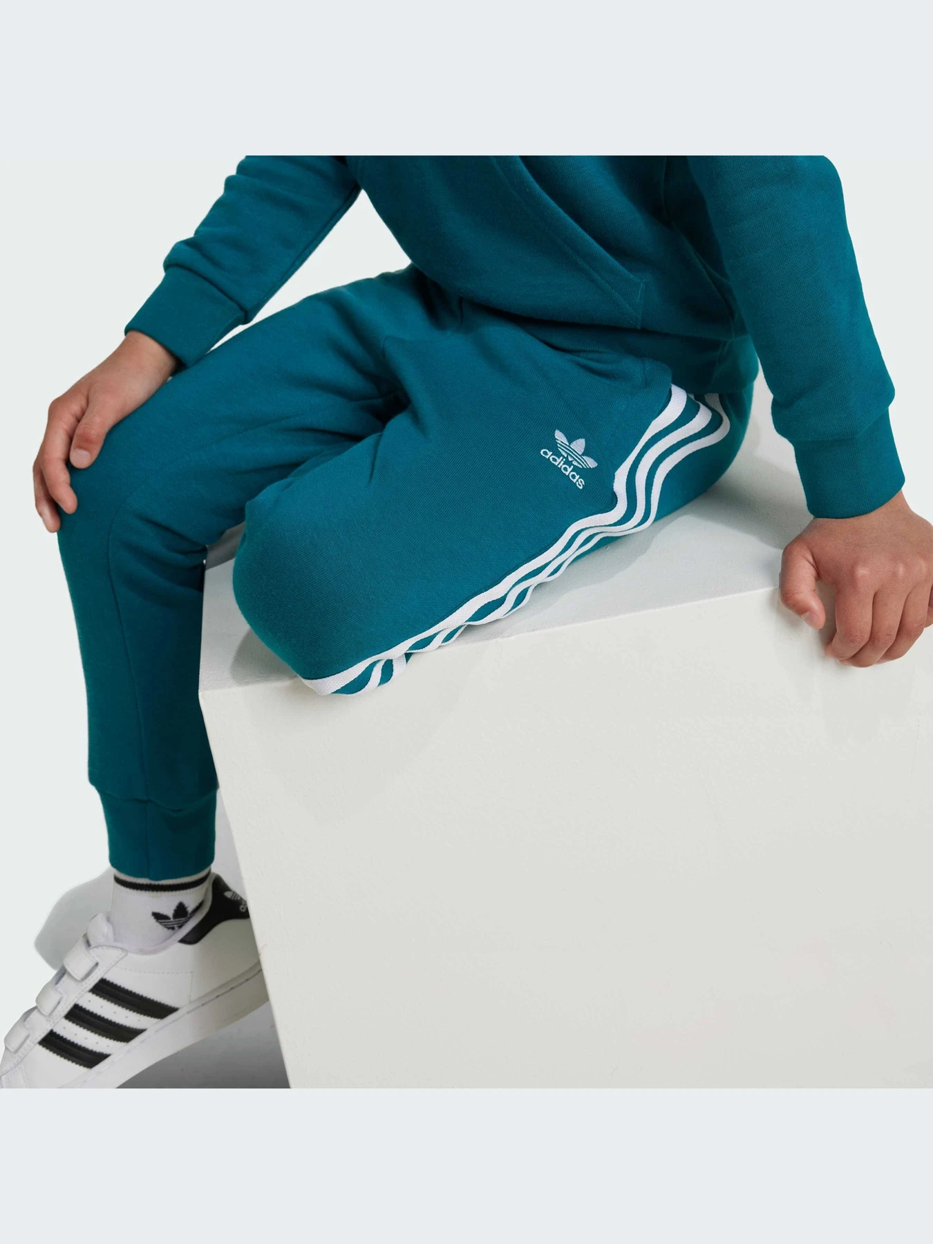 Костюмы Adidas Adicolor модель IY4789-KZ Костюмы Adidas Adicolor модель IY4789-KZ Фото