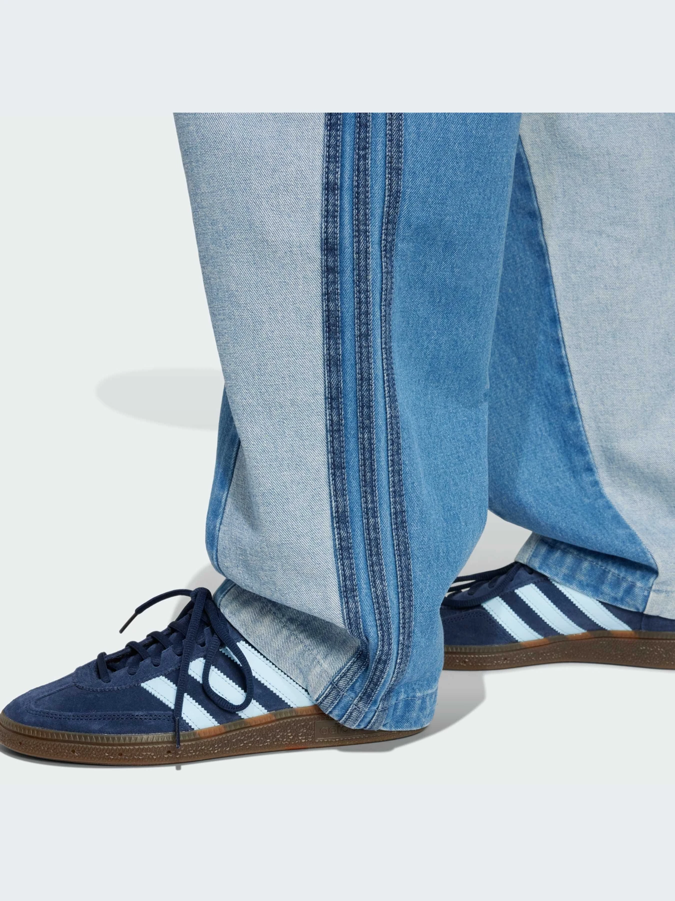 Джинсы Adidas модель IW5663-KZ Джинсы Adidas модель IW5663-KZ Фото