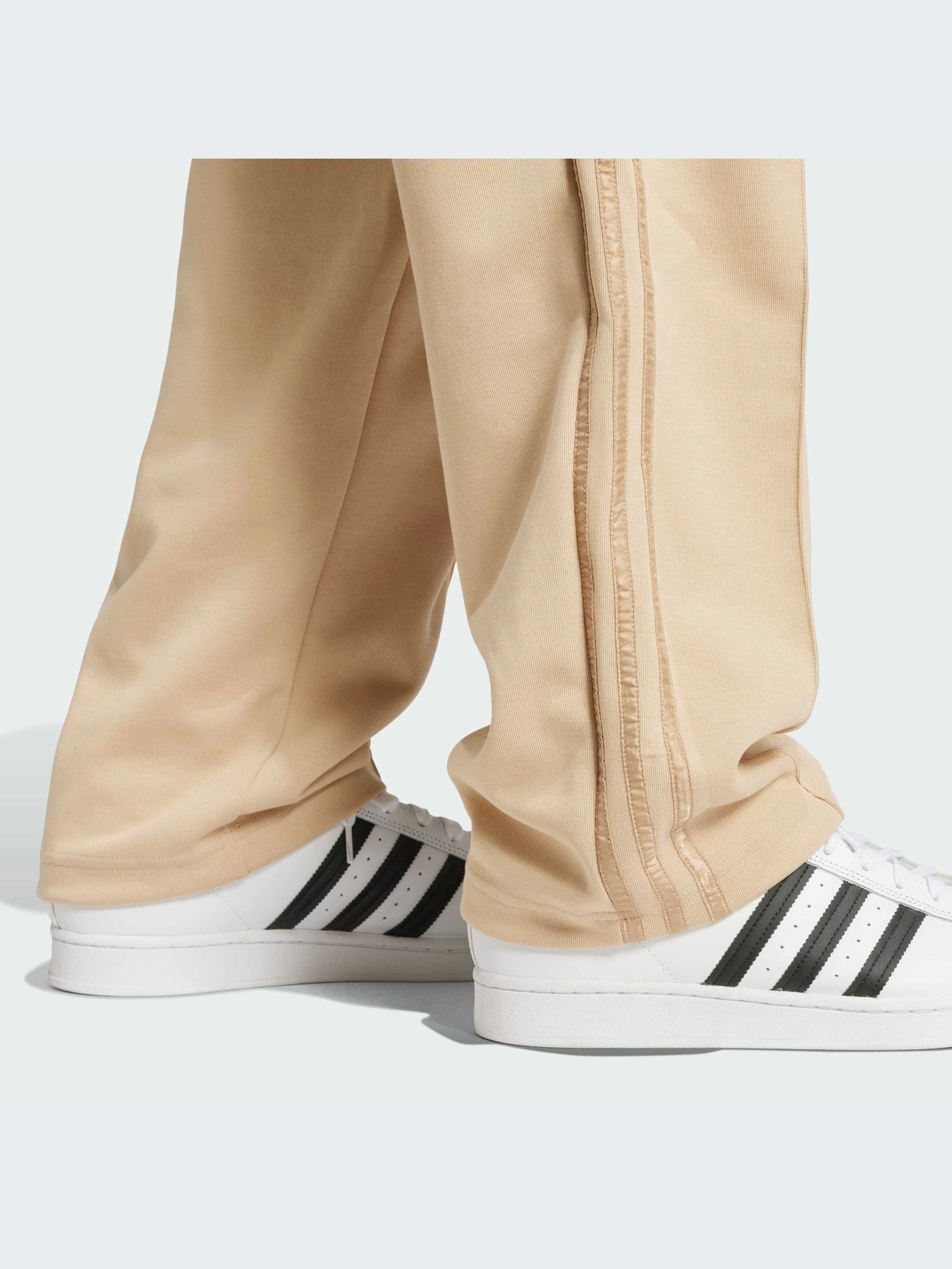 Брюки Adidas Graphics модель IX6737-KZ Брюки Adidas Graphics модель IX6737-KZ Фото
