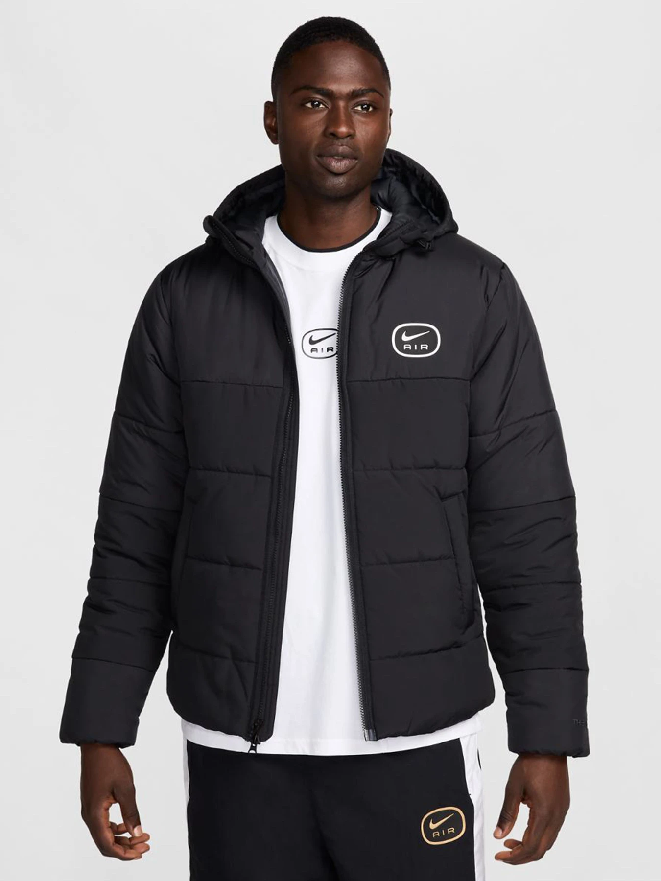 Куртки и дубленки NIKE модель HM0198-011 Куртки и дубленки NIKE модель HM0198-011 Фото