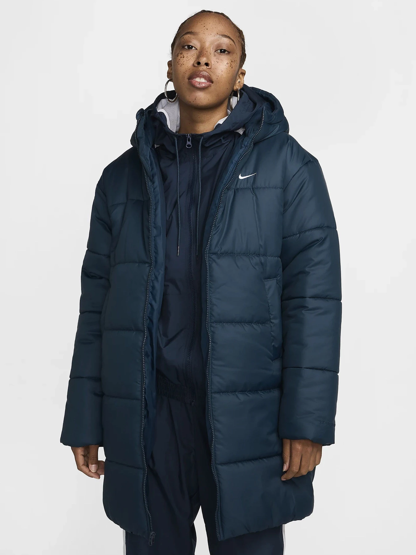 Куртки и дубленки NIKE модель FZ5903-478 Куртки и дубленки NIKE модель FZ5903-478 Фото