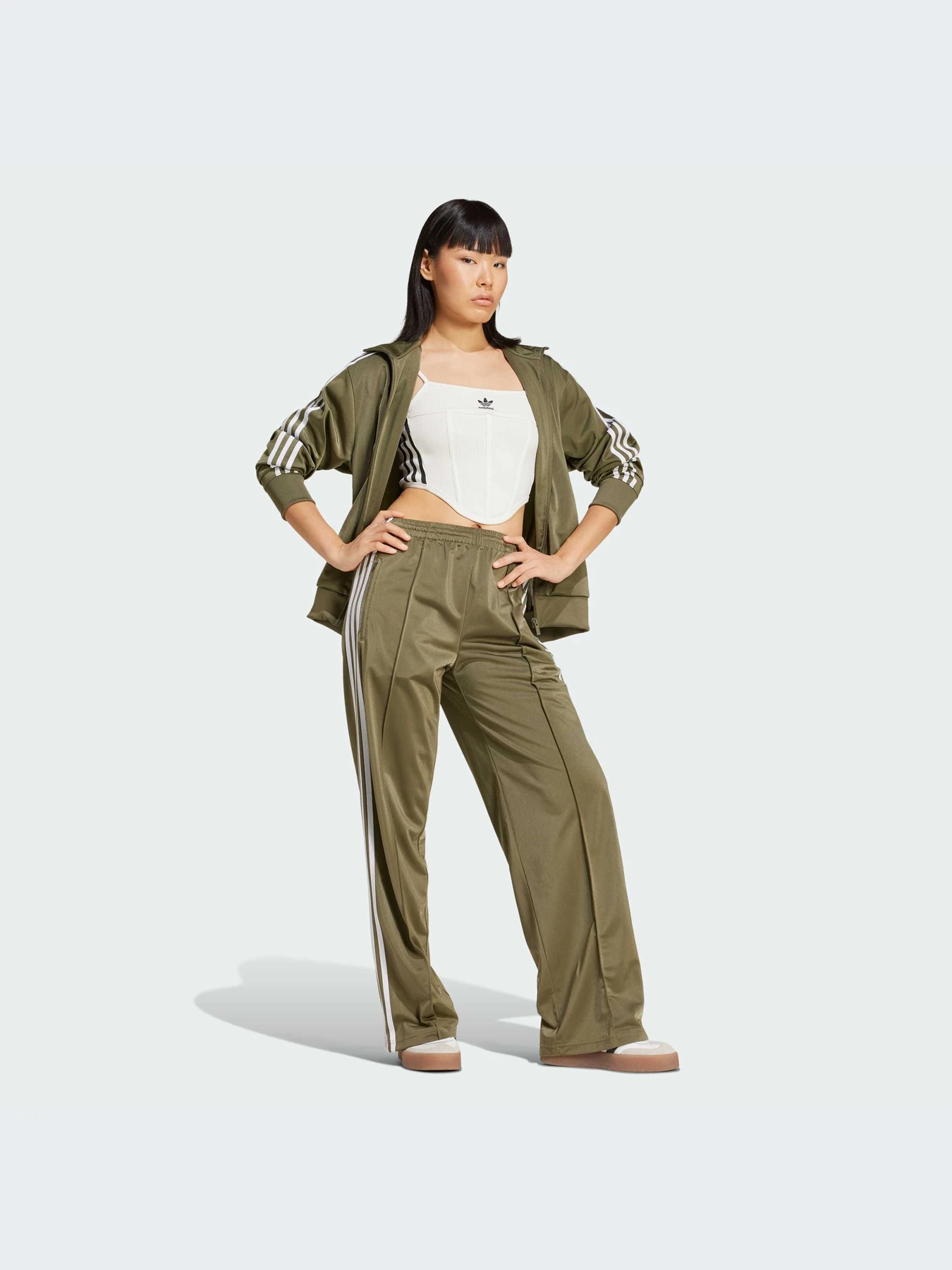 Брюки Adidas Adicolor модель IY4720-KZ Брюки Adidas Adicolor модель IY4720-KZ Фото