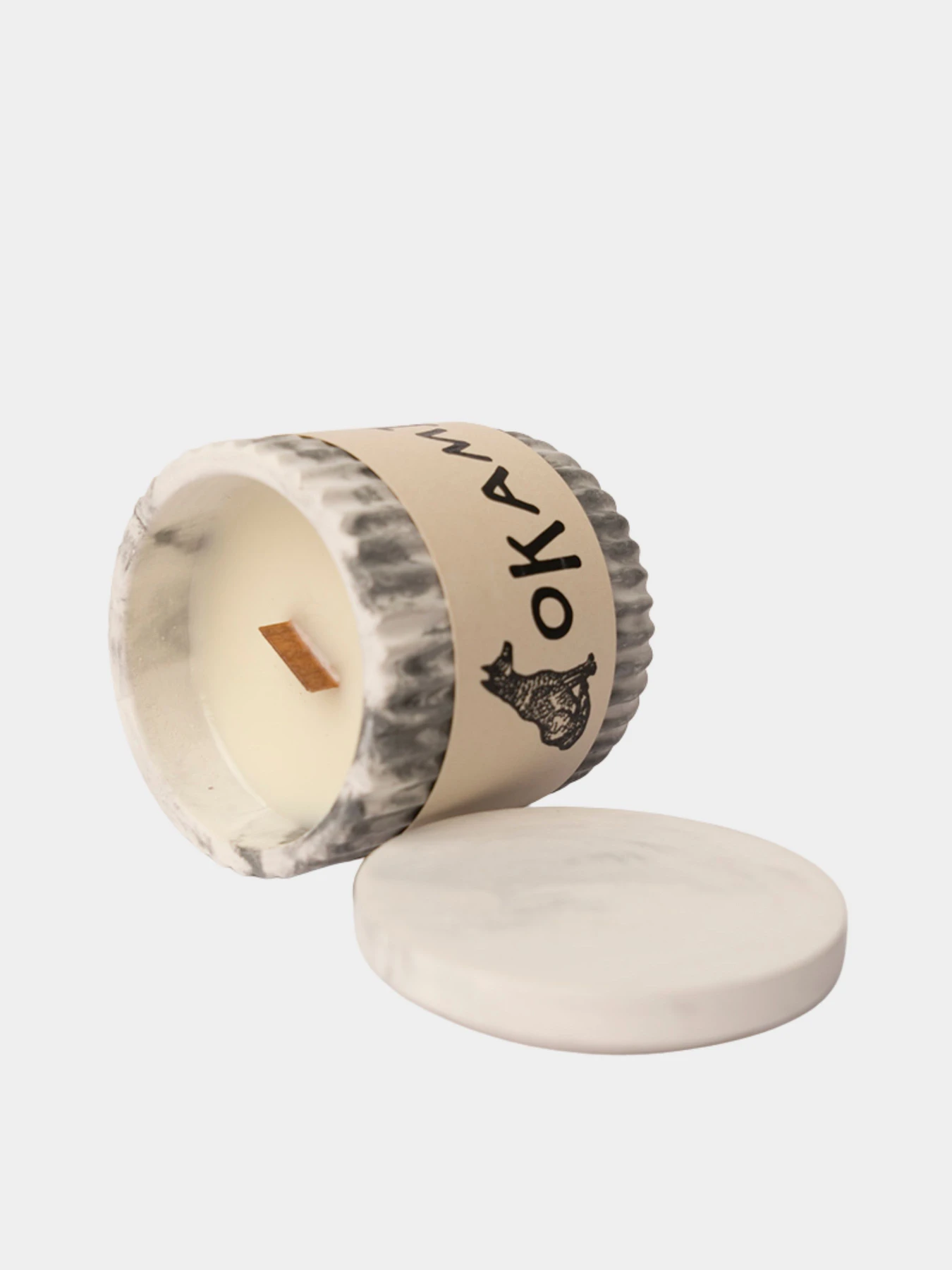 «Дымный уд» Okami, ароматическая свеча серый мрамор, 140 мл Okami модель 792649108376 «Дымный уд» Okami, ароматическая свеча серый мрамор, 140 мл Okami модель 792649108376 Фото