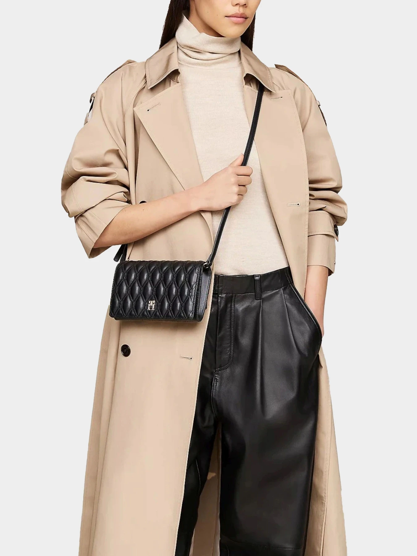 Сумки Tommy Hilfiger модель AW0AW16466-BDS Сумки Tommy Hilfiger модель AW0AW16466-BDS Фото