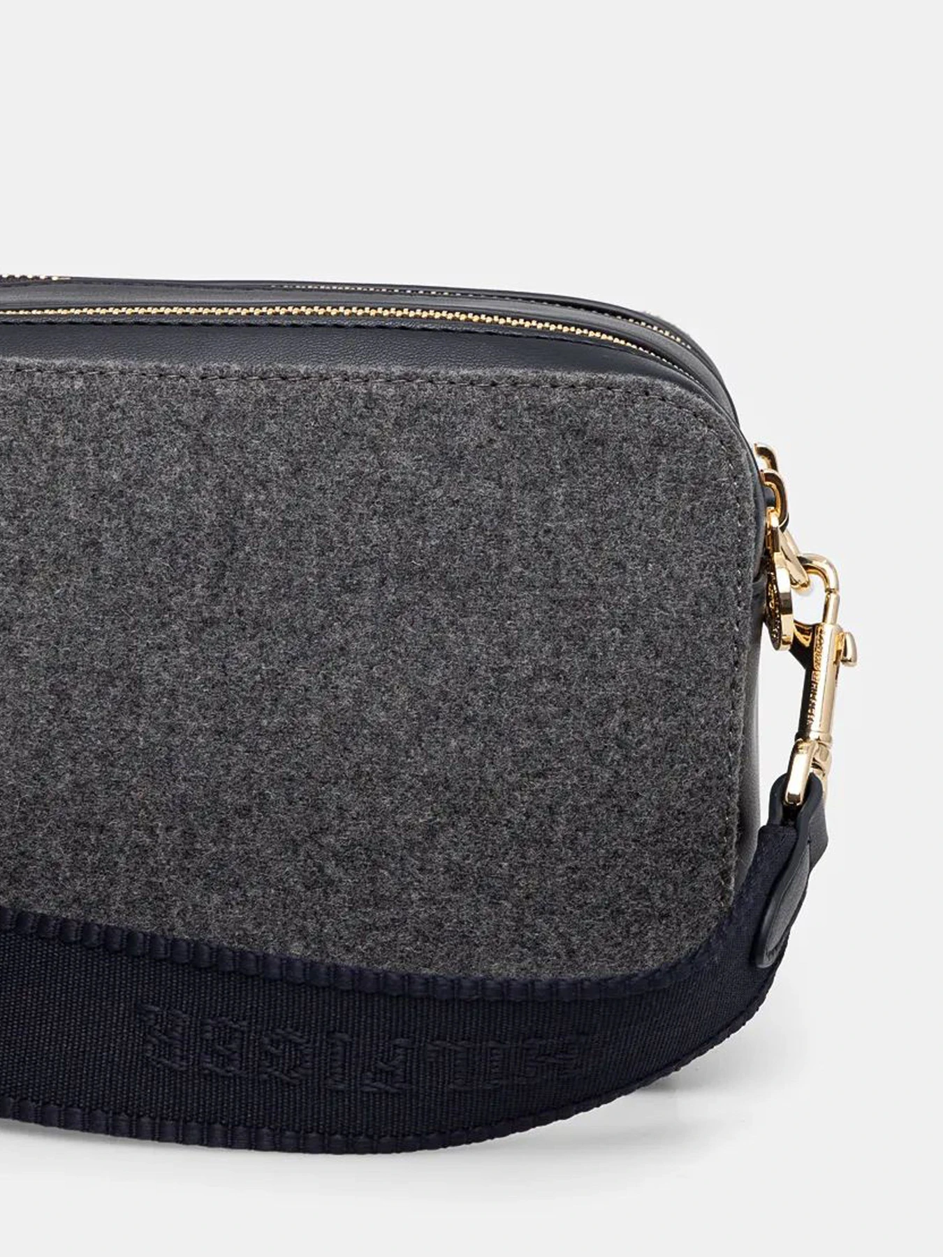 Сумки Tommy Hilfiger модель AW0AW16474-PKH Сумки Tommy Hilfiger модель AW0AW16474-PKH Фото