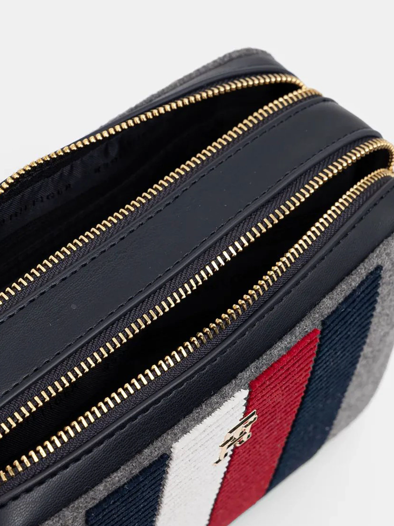 Сумки Tommy Hilfiger модель AW0AW16474-PKH Сумки Tommy Hilfiger модель AW0AW16474-PKH Фото