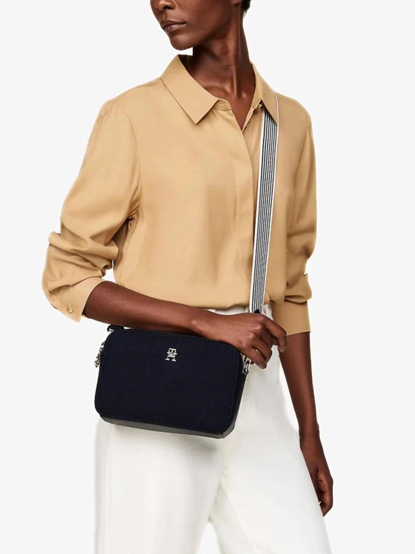 Сумки Tommy Hilfiger модель AW0AW17043-DW6 Фото