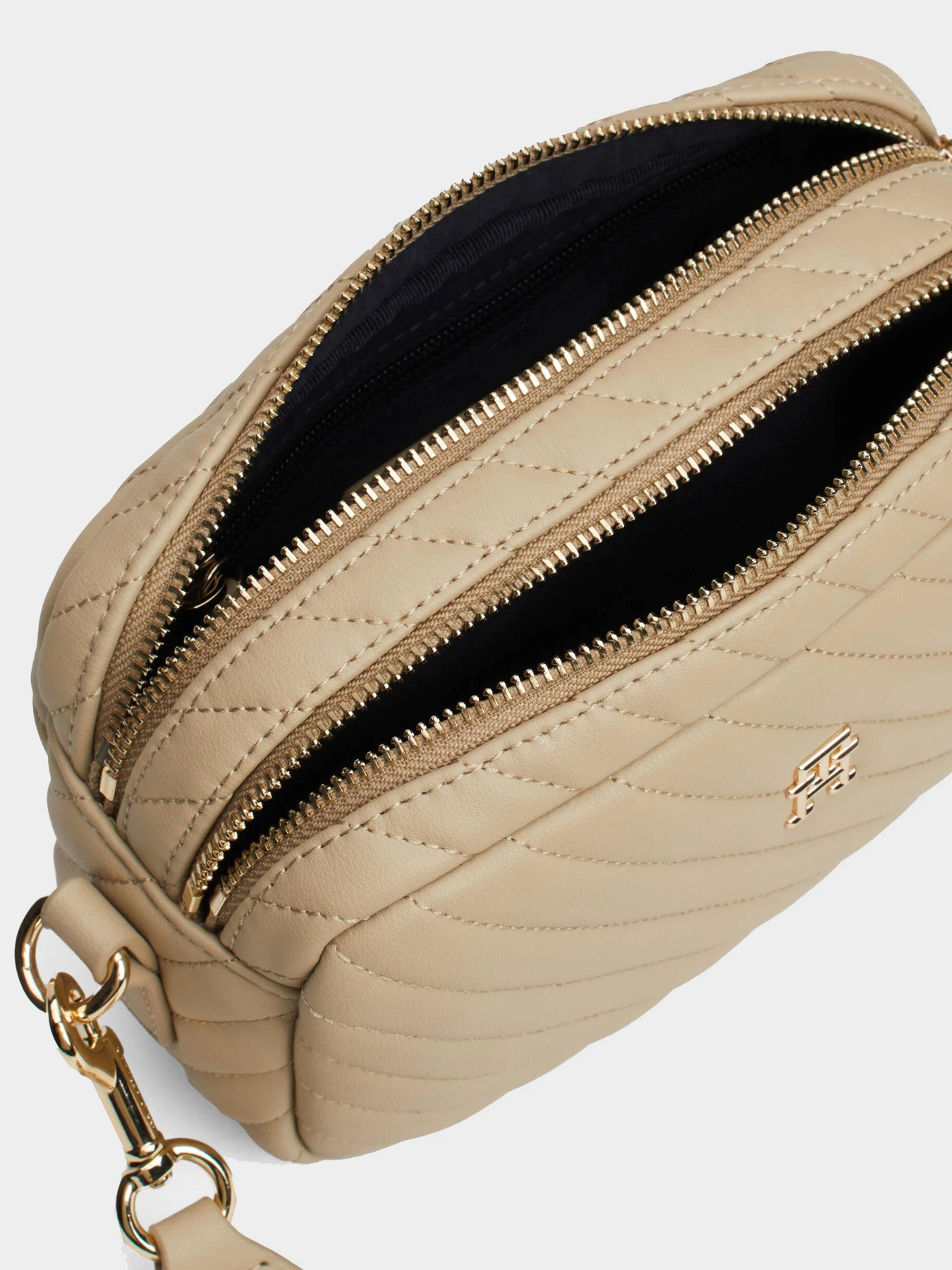 Сумки Tommy Hilfiger модель AW0AW17011-AEG Сумки Tommy Hilfiger модель AW0AW17011-AEG Фото