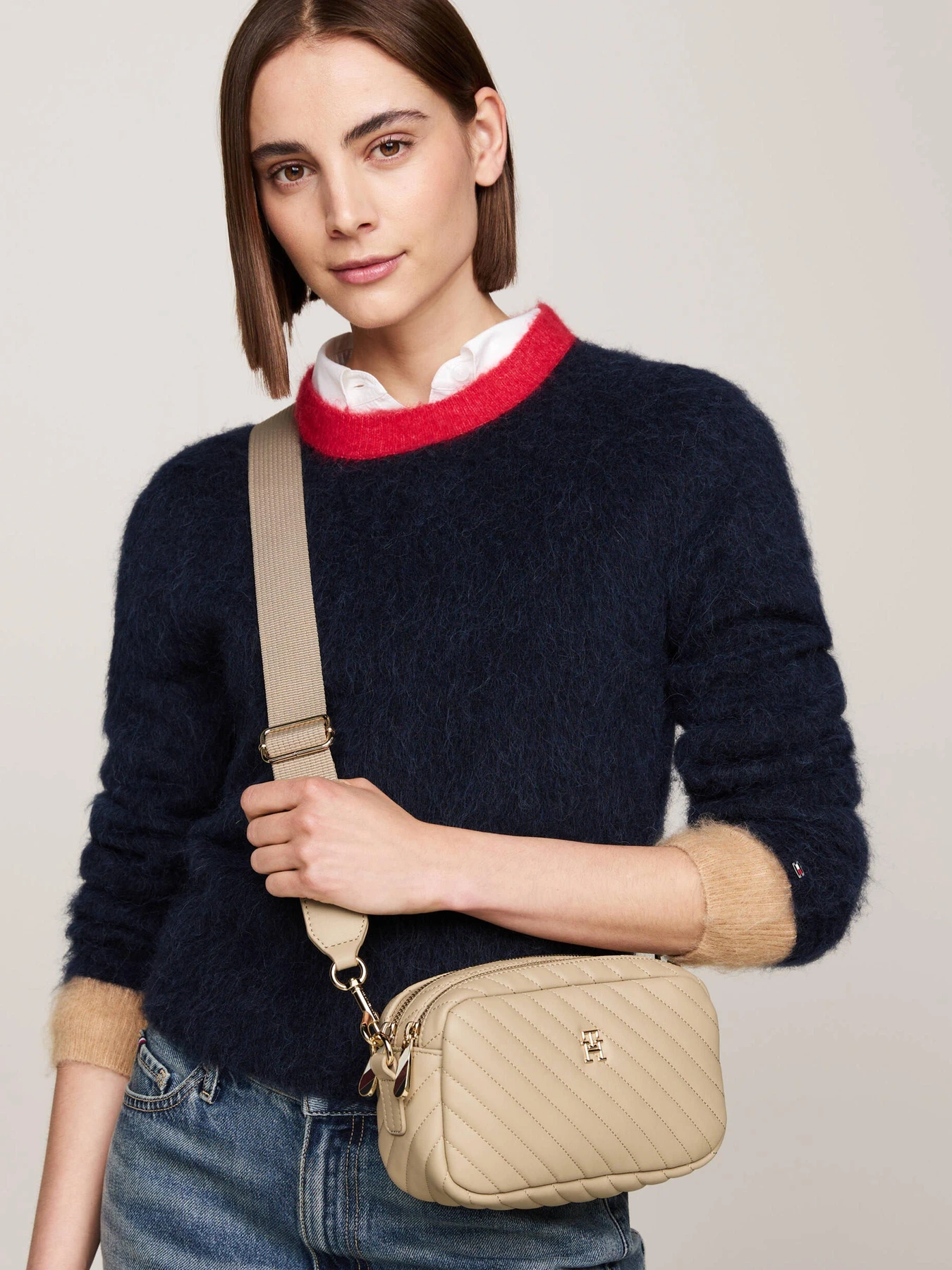 Сумки Tommy Hilfiger модель AW0AW17011-AEG Сумки Tommy Hilfiger модель AW0AW17011-AEG Фото