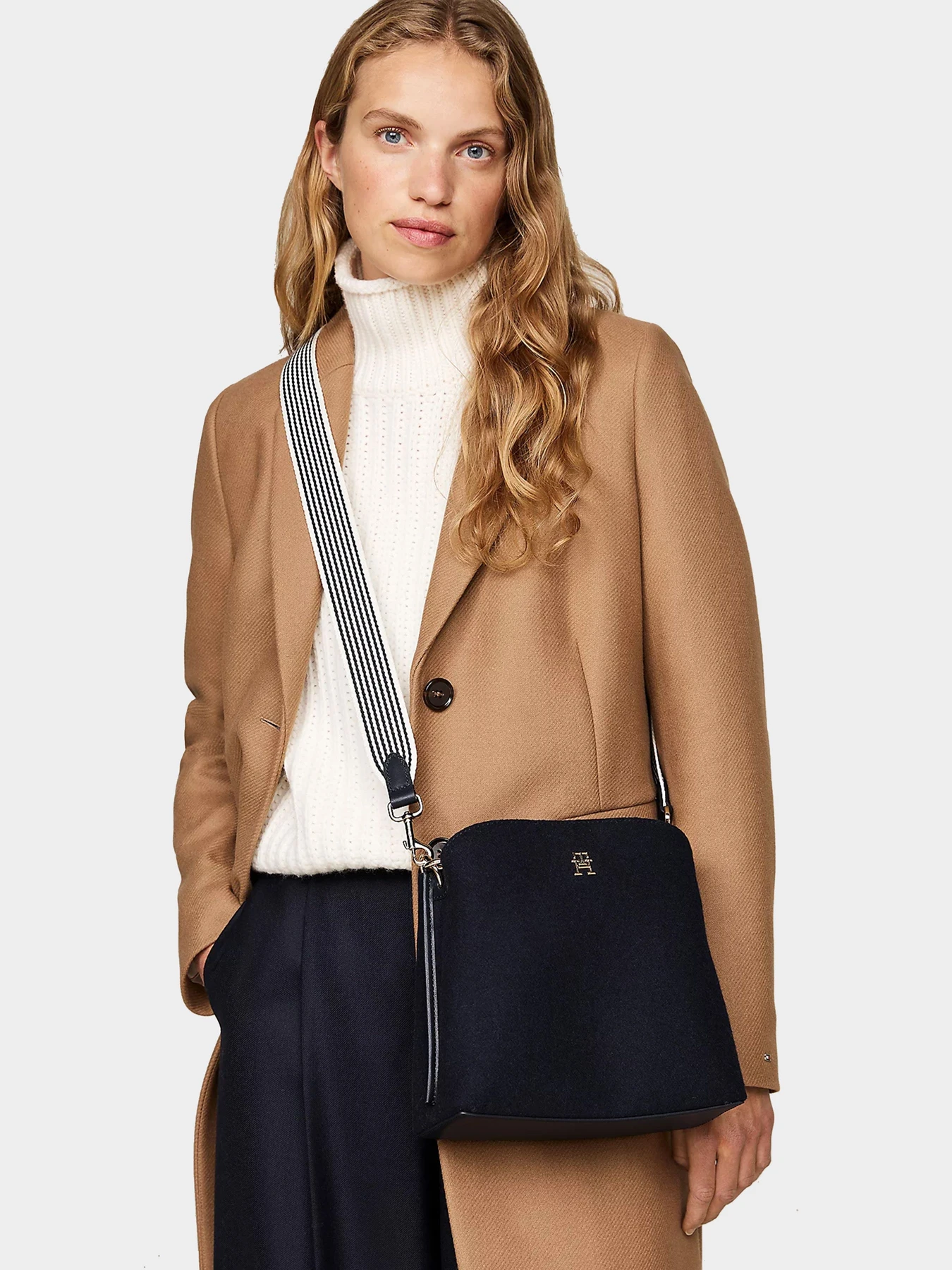 Сумки Tommy Hilfiger модель AW0AW17044-DW6 Сумки Tommy Hilfiger модель AW0AW17044-DW6 Фото
