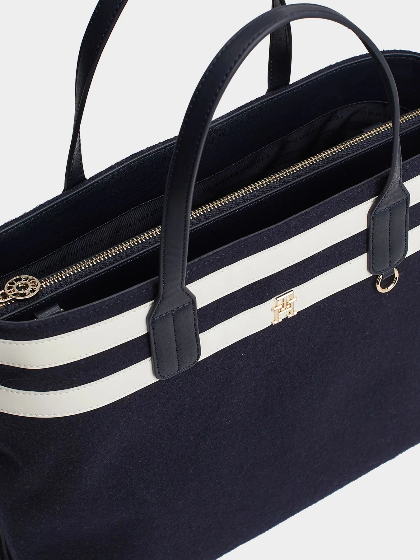Сумки Tommy Hilfiger модель AW0AW17045-DW6 Сумки Tommy Hilfiger модель AW0AW17045-DW6 Фото