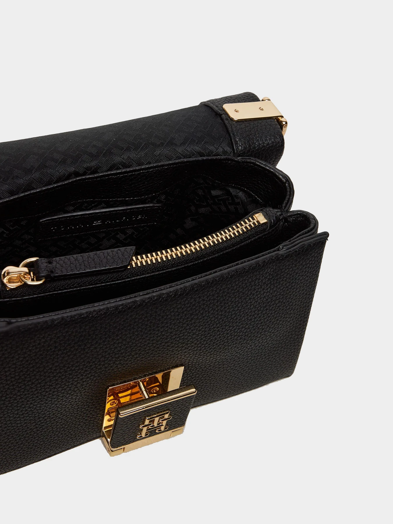 Сумки Tommy Hilfiger модель AW0AW17027-BDS Сумки Tommy Hilfiger модель AW0AW17027-BDS Фото