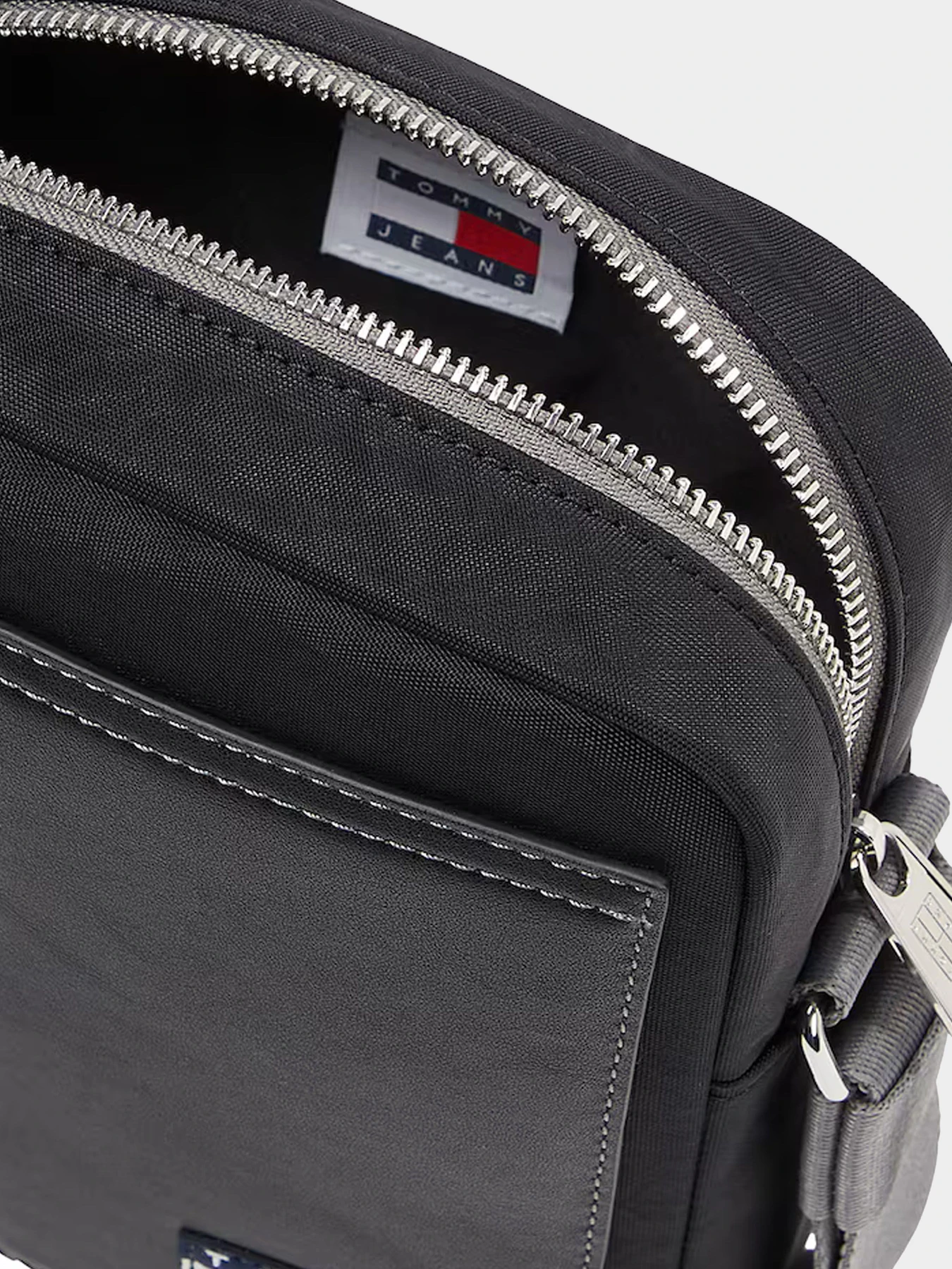 Сумки Tommy Hilfiger модель AM0AM12629-BDS Сумки Tommy Hilfiger модель AM0AM12629-BDS Фото
