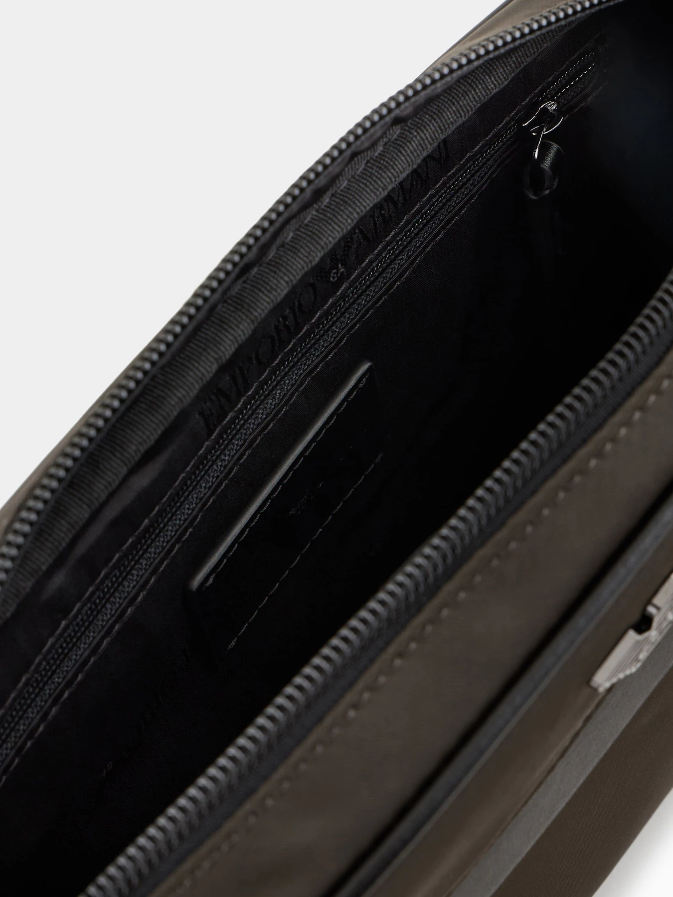 Сумки Emporio Armani модель Y4M390-Y217J-80023 Сумки Emporio Armani модель Y4M390-Y217J-80023 Фото