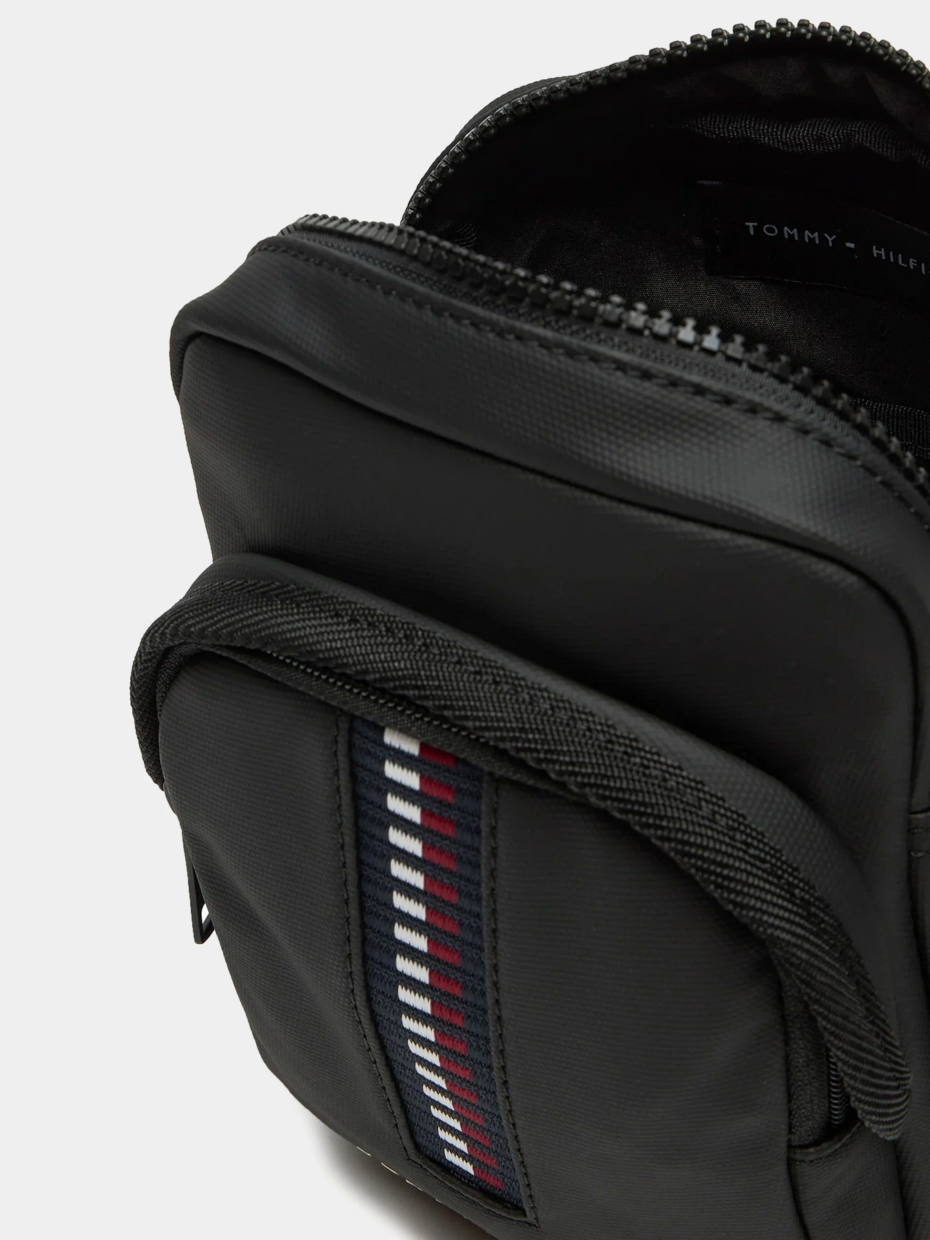 Сумки Tommy Hilfiger модель AM0AM12727-BDS Сумки Tommy Hilfiger модель AM0AM12727-BDS Фото