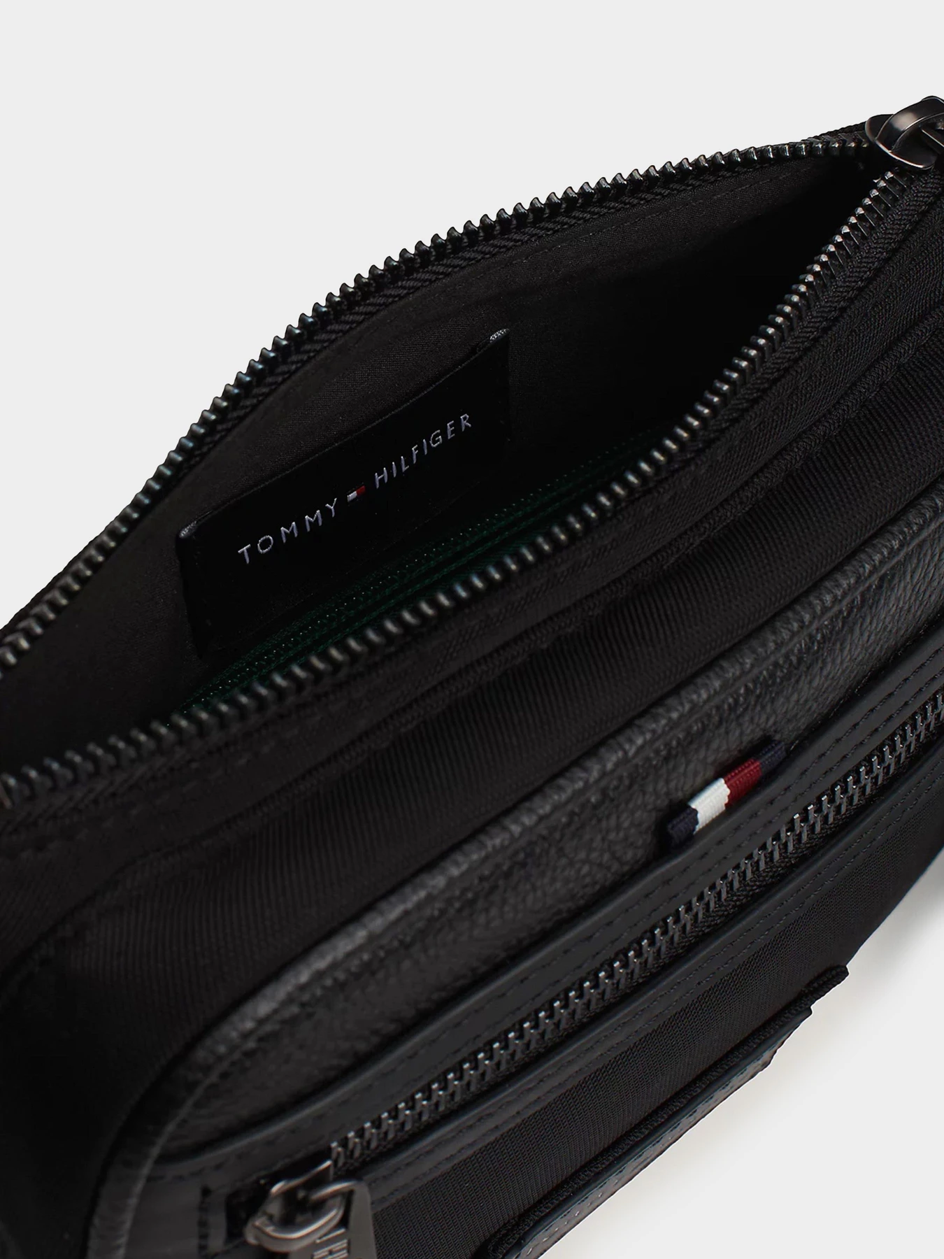 Сумки Tommy Hilfiger модель AM0AM12700-BDS Сумки Tommy Hilfiger модель AM0AM12700-BDS Фото