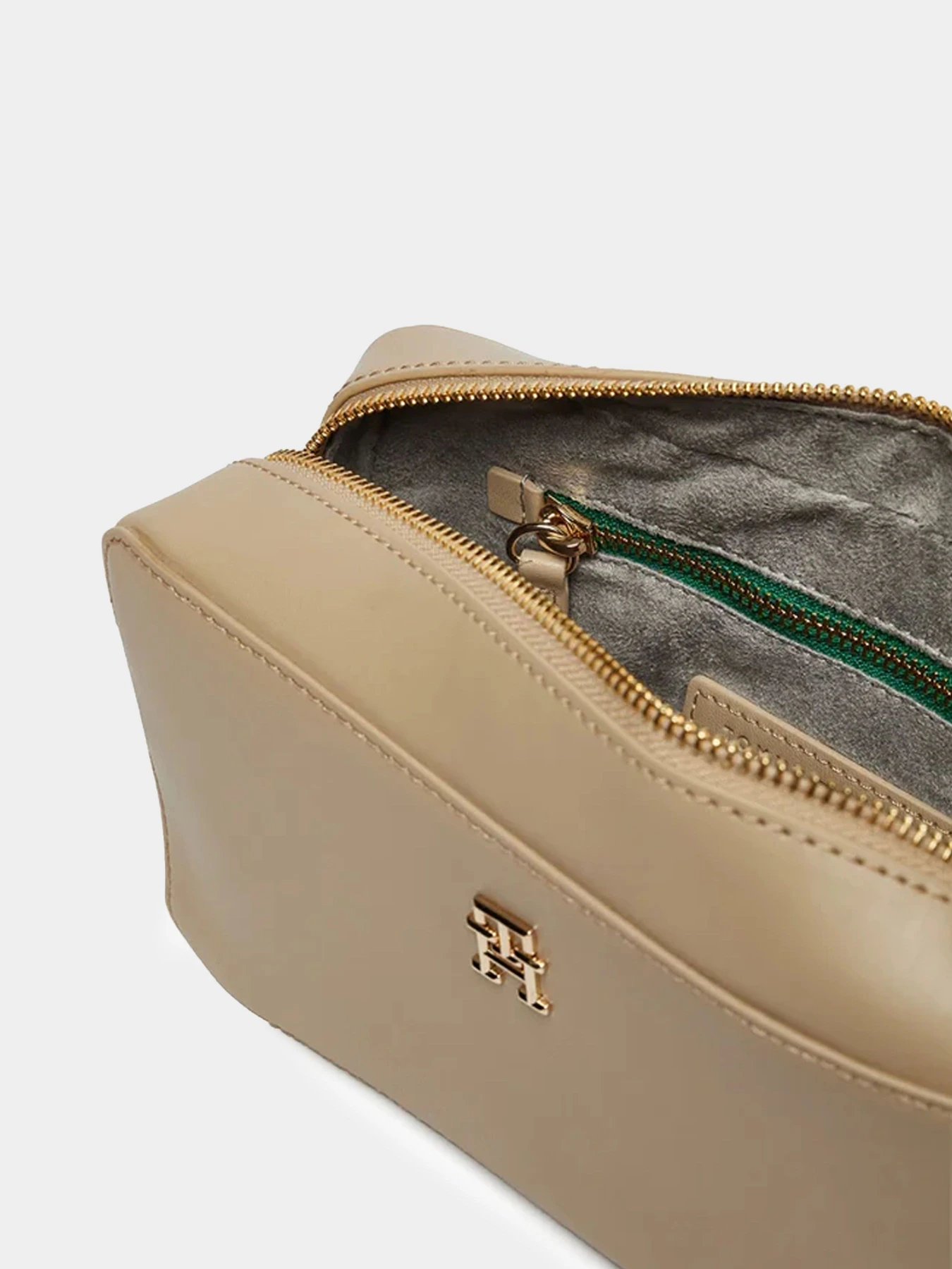 Сумки Tommy Hilfiger модель AW0AW16439-AEG Сумки Tommy Hilfiger модель AW0AW16439-AEG Фото