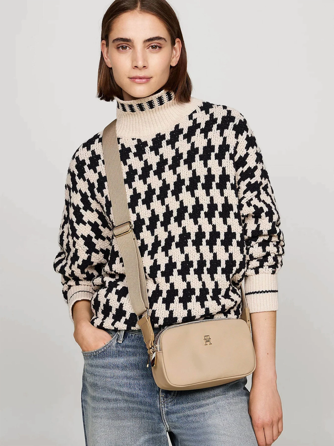 Сумки Tommy Hilfiger модель AW0AW16483-AEG Сумки Tommy Hilfiger модель AW0AW16483-AEG Фото