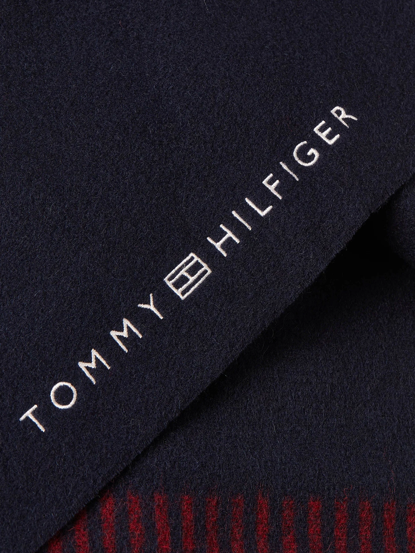 Шарфы и платки Tommy Hilfiger модель AM0AM12832-DW6 Шарфы и платки Tommy Hilfiger модель AM0AM12832-DW6 Фото