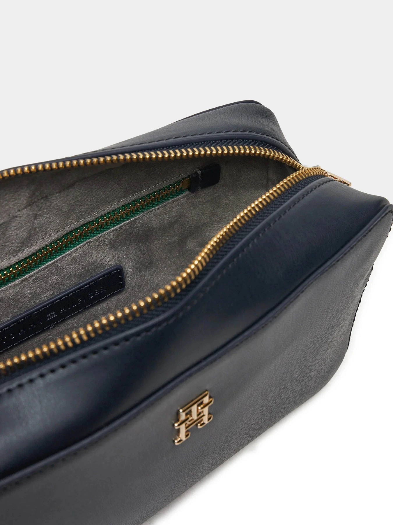Сумки Tommy Hilfiger модель AW0AW16439-DW6 Сумки Tommy Hilfiger модель AW0AW16439-DW6 Фото