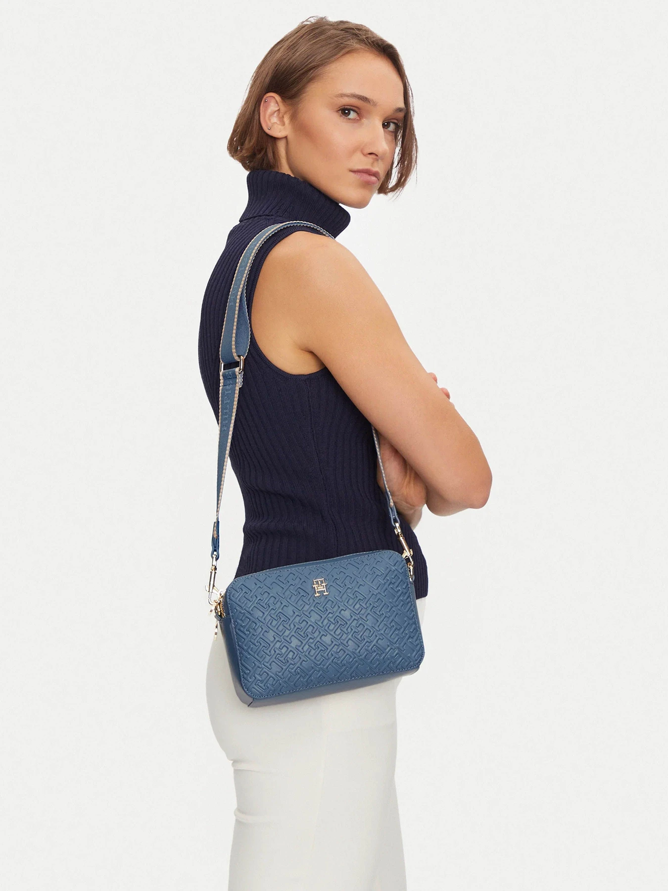 Сумки Tommy Hilfiger модель AW0AW16470-C0Z Сумки Tommy Hilfiger модель AW0AW16470-C0Z Фото