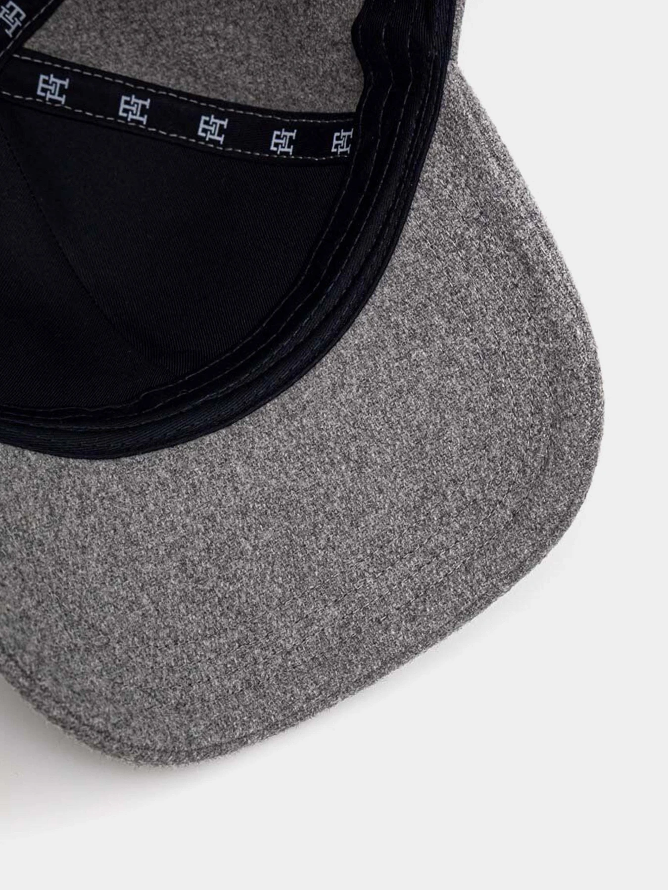 Шапки и кепки Tommy Hilfiger модель AW0AW16620-0IM Фото