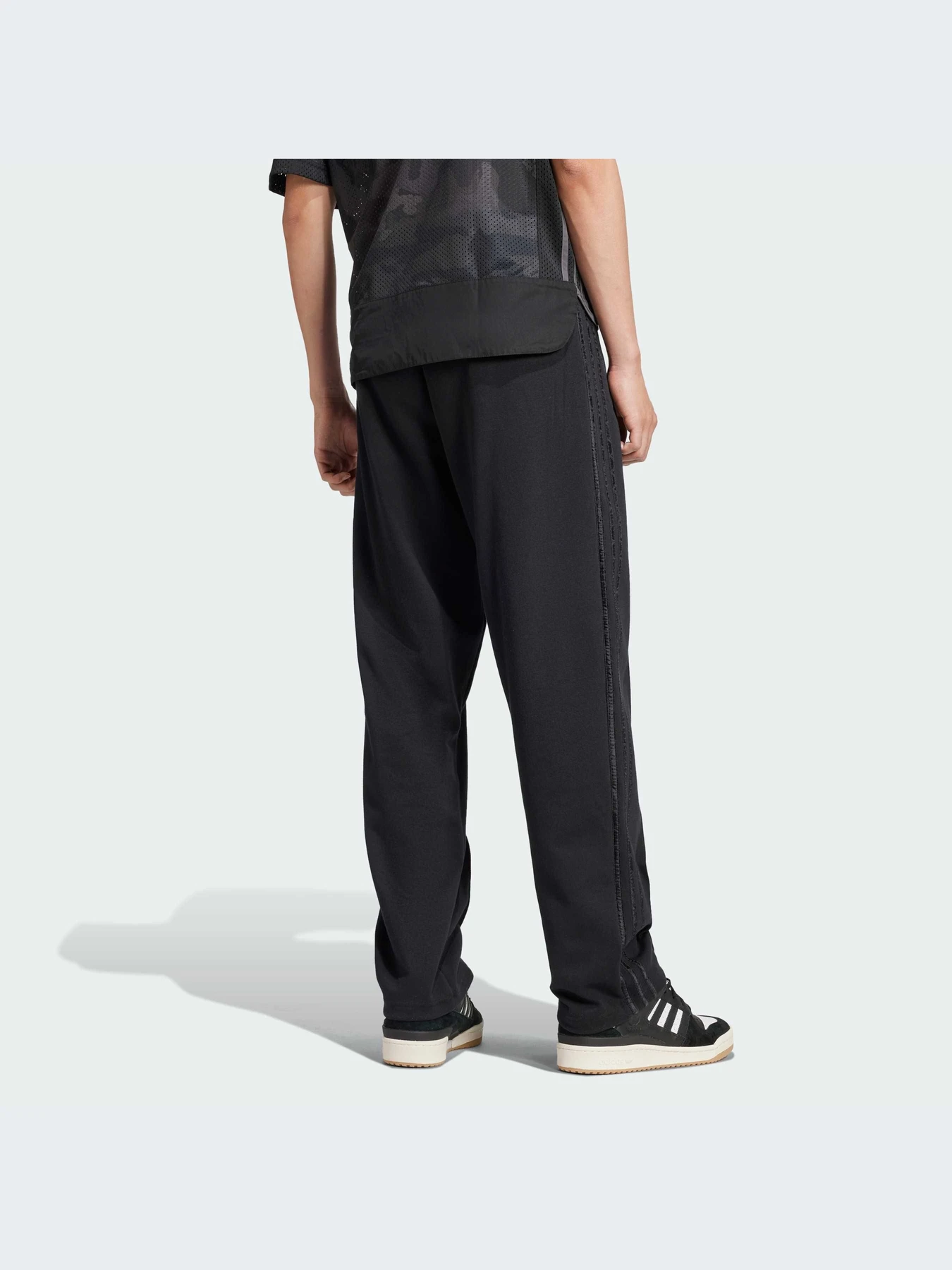 Брюки Adidas Graphics модель IZ2539-KZ Брюки Adidas Graphics модель IZ2539-KZ Фото