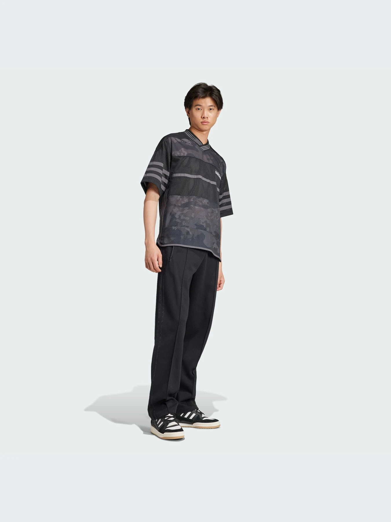 Брюки Adidas Graphics модель IZ2539-KZ Брюки Adidas Graphics модель IZ2539-KZ Фото