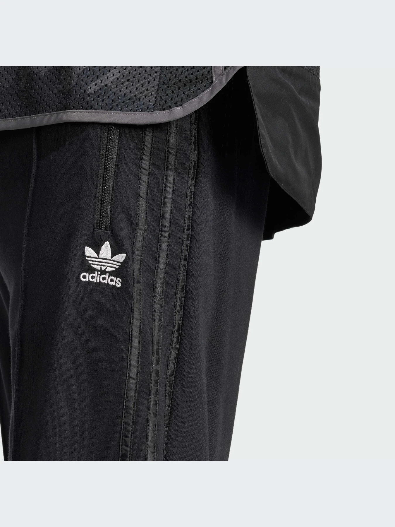 Брюки Adidas Graphics модель IZ2539-KZ Брюки Adidas Graphics модель IZ2539-KZ Фото