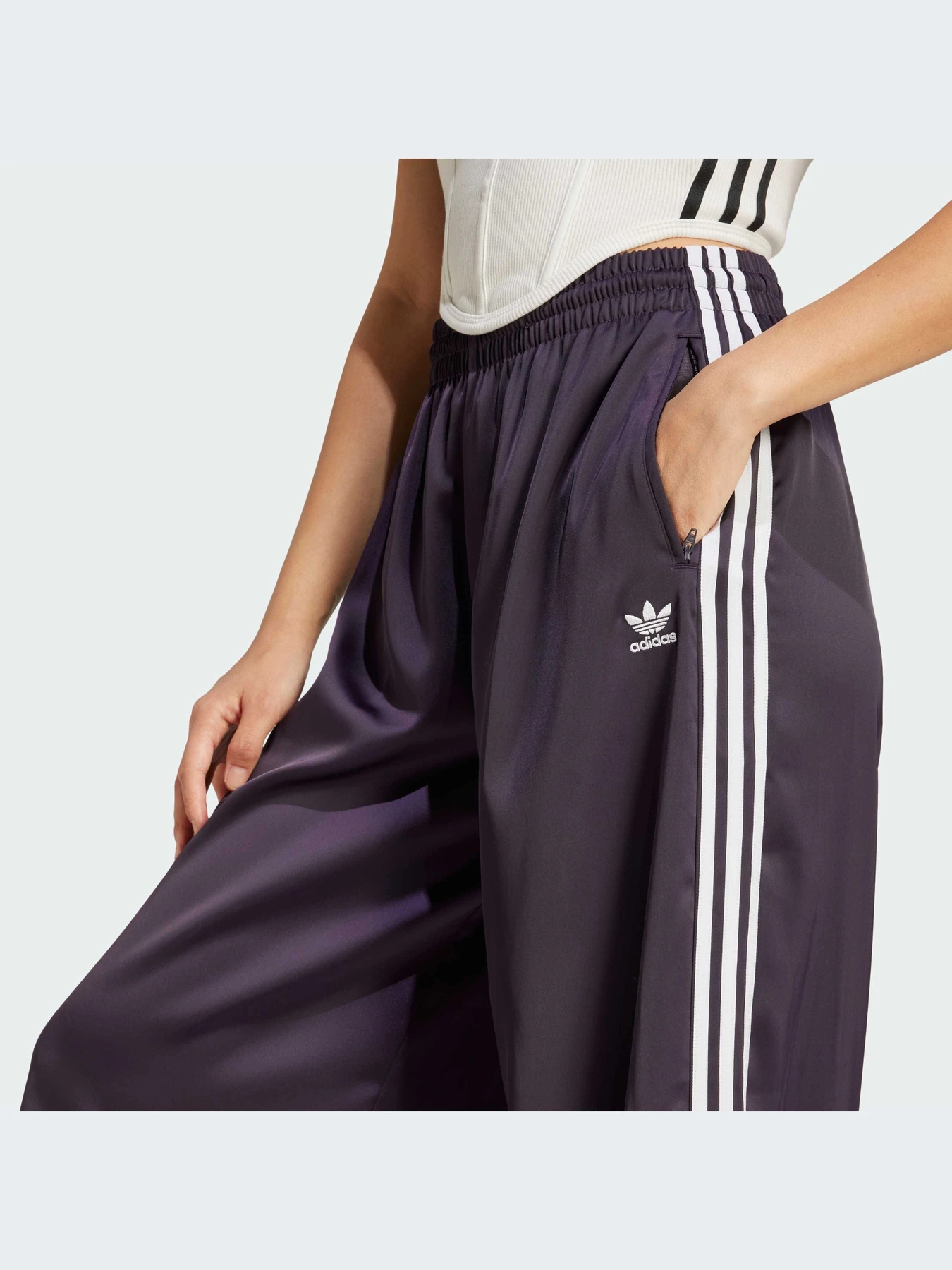 Брюки Adidas Adicolor модель IY7307-KZ Брюки Adidas Adicolor модель IY7307-KZ Фото
