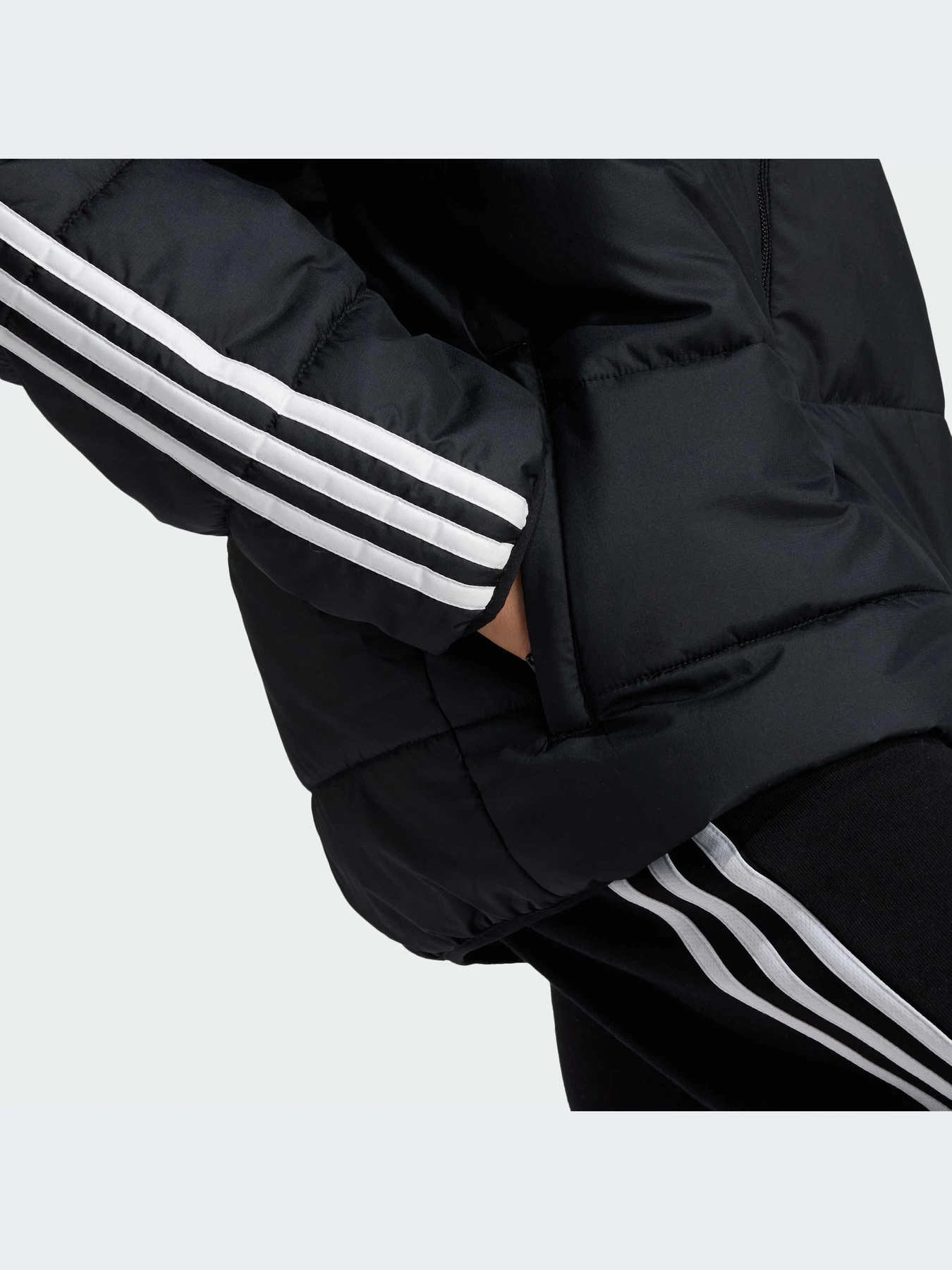 Куртки и дубленки Adidas модель IV9512-KZ Куртки и дубленки Adidas модель IV9512-KZ Фото