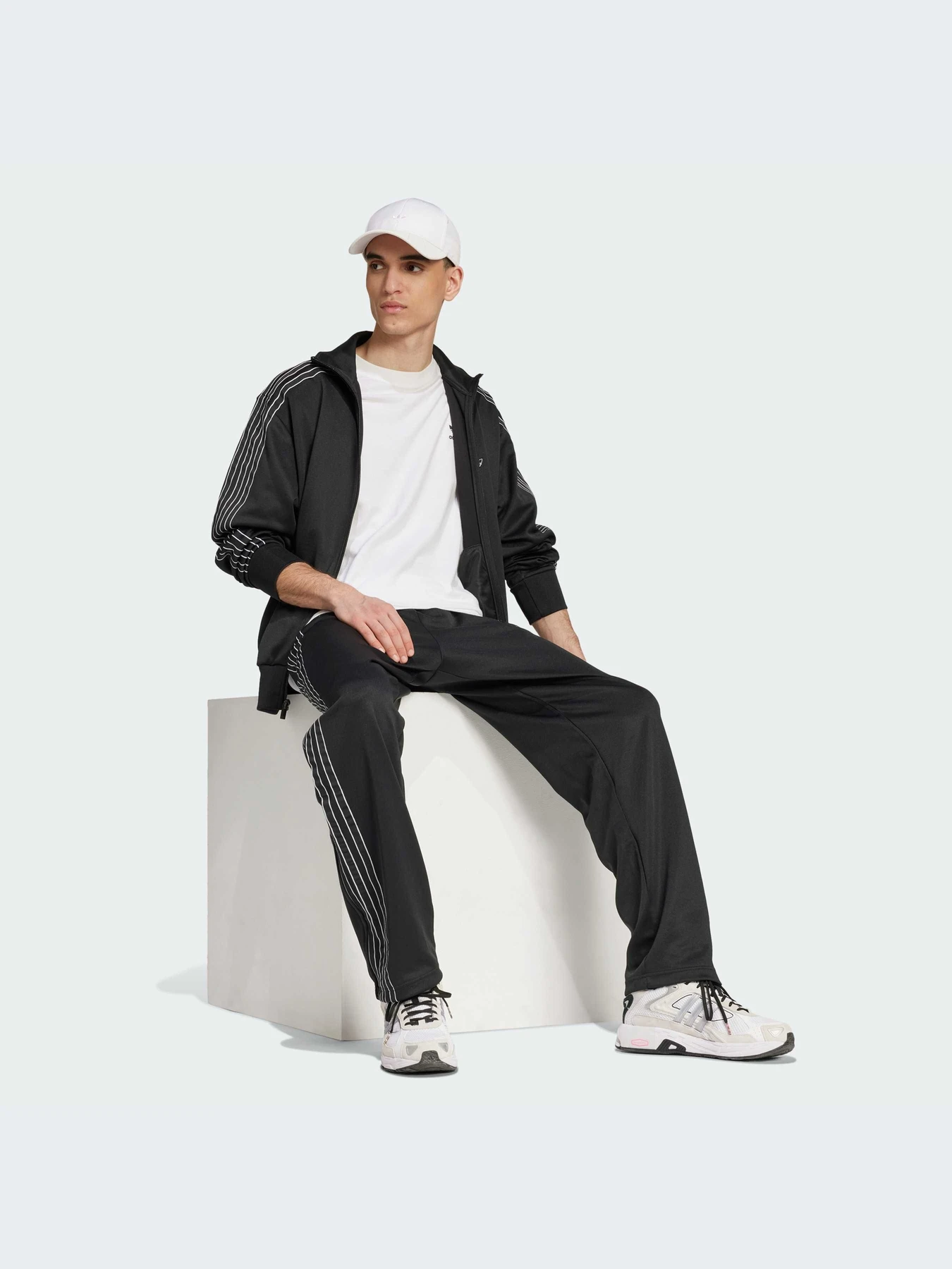 Брюки Adidas Adicolor модель IY4891-KZ Брюки Adidas Adicolor модель IY4891-KZ Фото