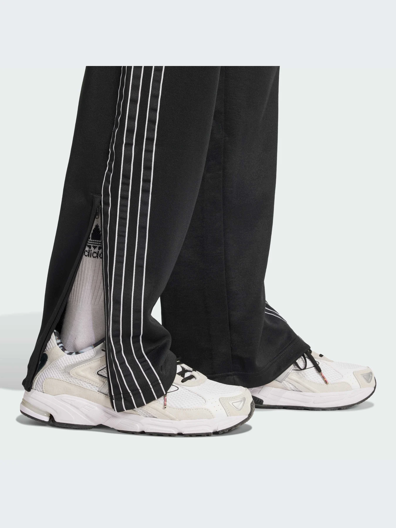 Брюки Adidas Adicolor модель IY4891-KZ Брюки Adidas Adicolor модель IY4891-KZ Фото