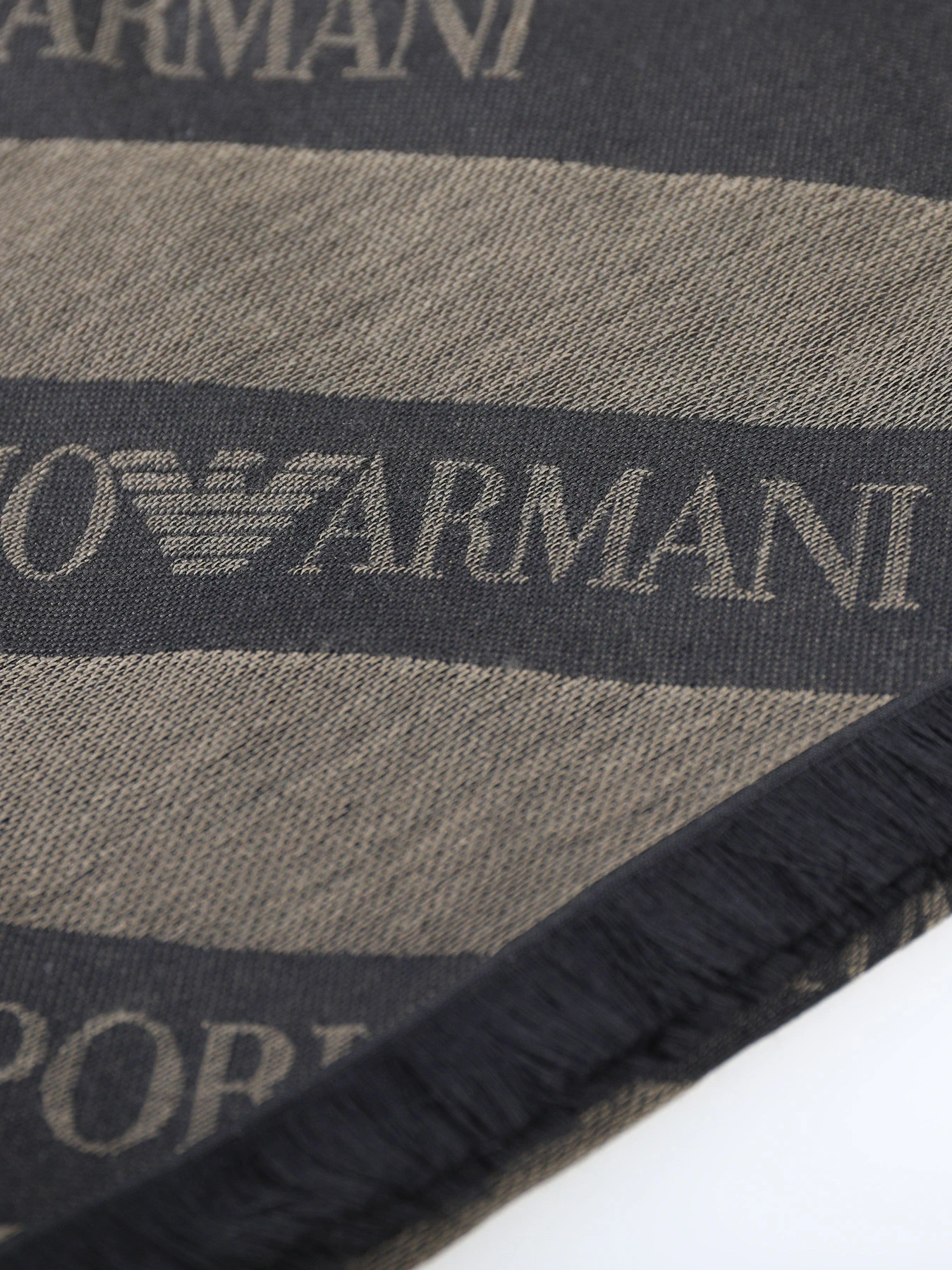 Шарфы и платки Emporio Armani модель 625255-4F380-00084 Шарфы и платки Emporio Armani модель 625255-4F380-00084 Фото