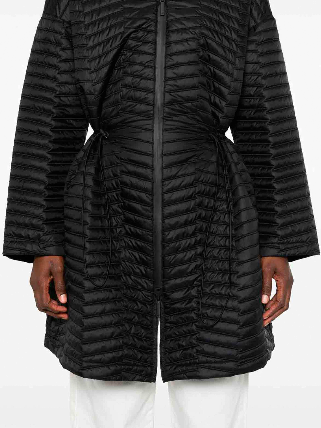 Куртки и дубленки Emporio Armani модель EW000651-AF12645-UC001 Куртки и дубленки Emporio Armani модель EW000651-AF12645-UC001 Фото