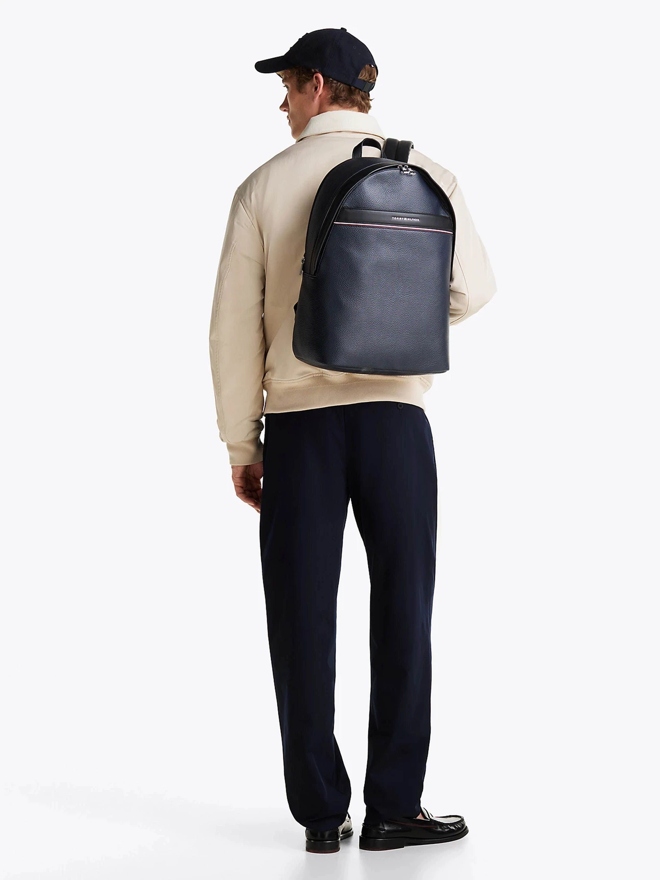 Рюкзаки Tommy Hilfiger модель AM0AM13070-DW6 Рюкзаки Tommy Hilfiger модель AM0AM13070-DW6 Фото