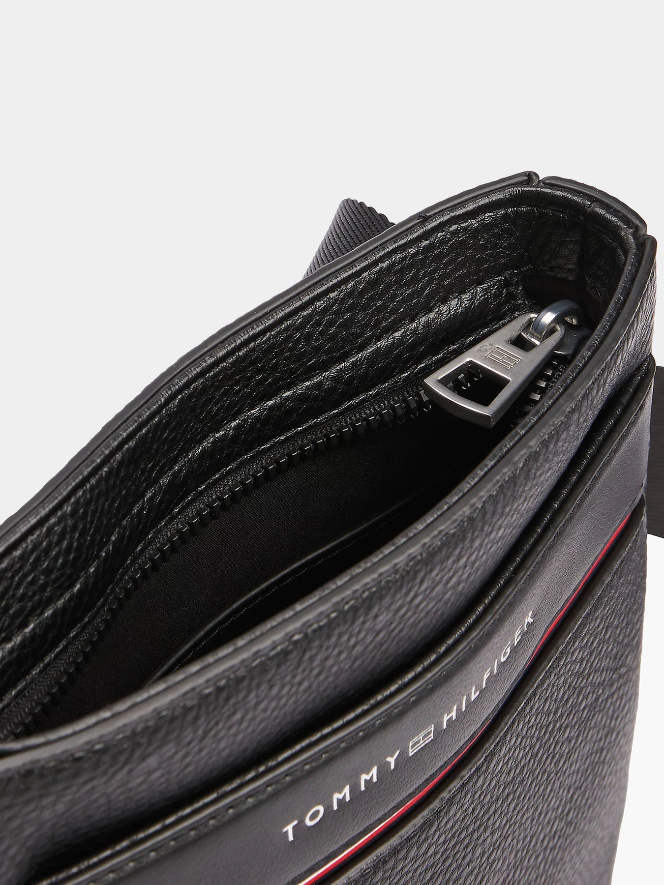 Сумки Tommy Hilfiger модель AM0AM13113-BDS Сумки Tommy Hilfiger модель AM0AM13113-BDS Фото