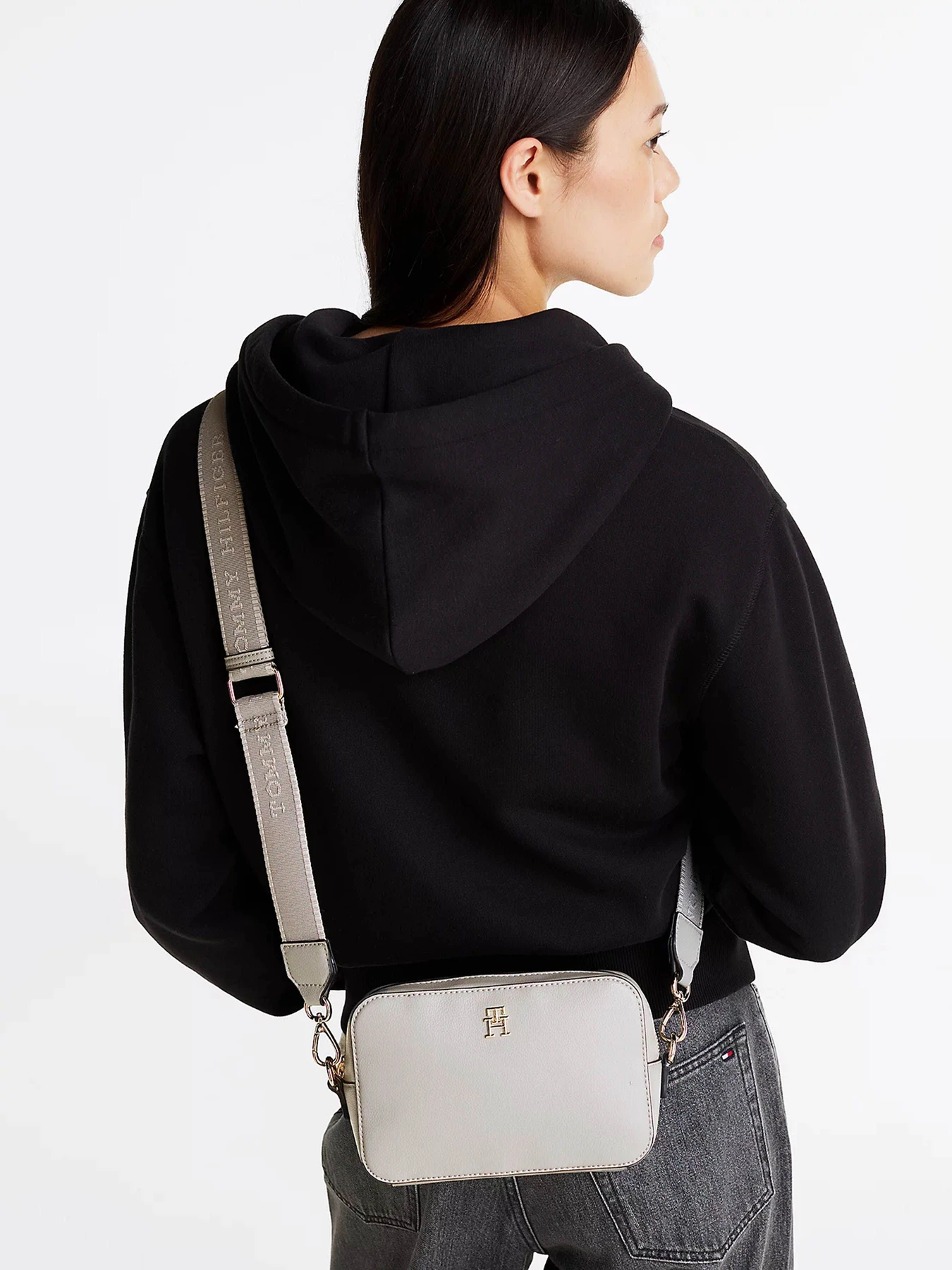 Сумки Tommy Hilfiger модель AW0AW16906-PRY Сумки Tommy Hilfiger модель AW0AW16906-PRY Фото