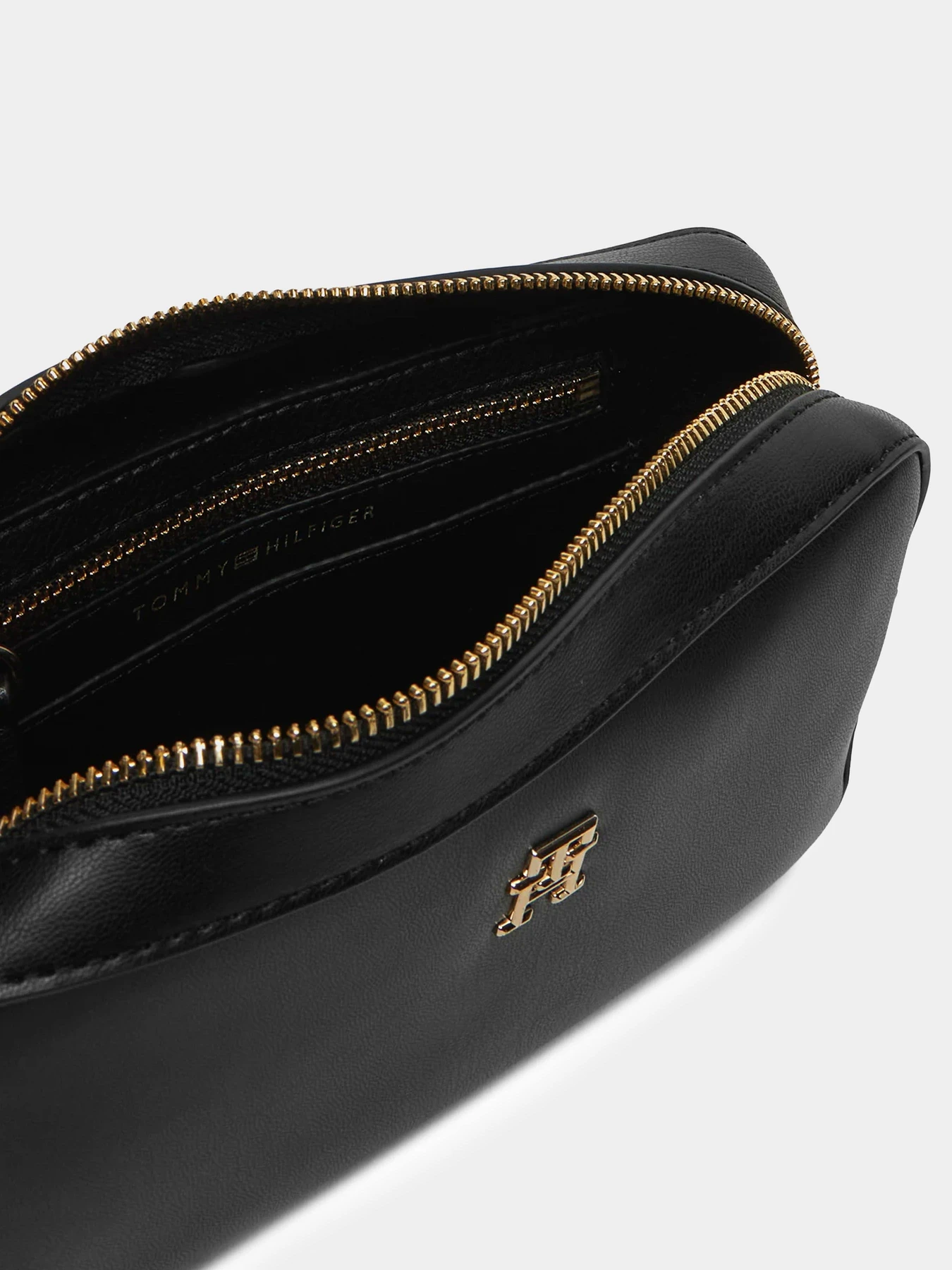 Сумки Tommy Hilfiger модель AW0AW16894-BDS Сумки Tommy Hilfiger модель AW0AW16894-BDS Фото