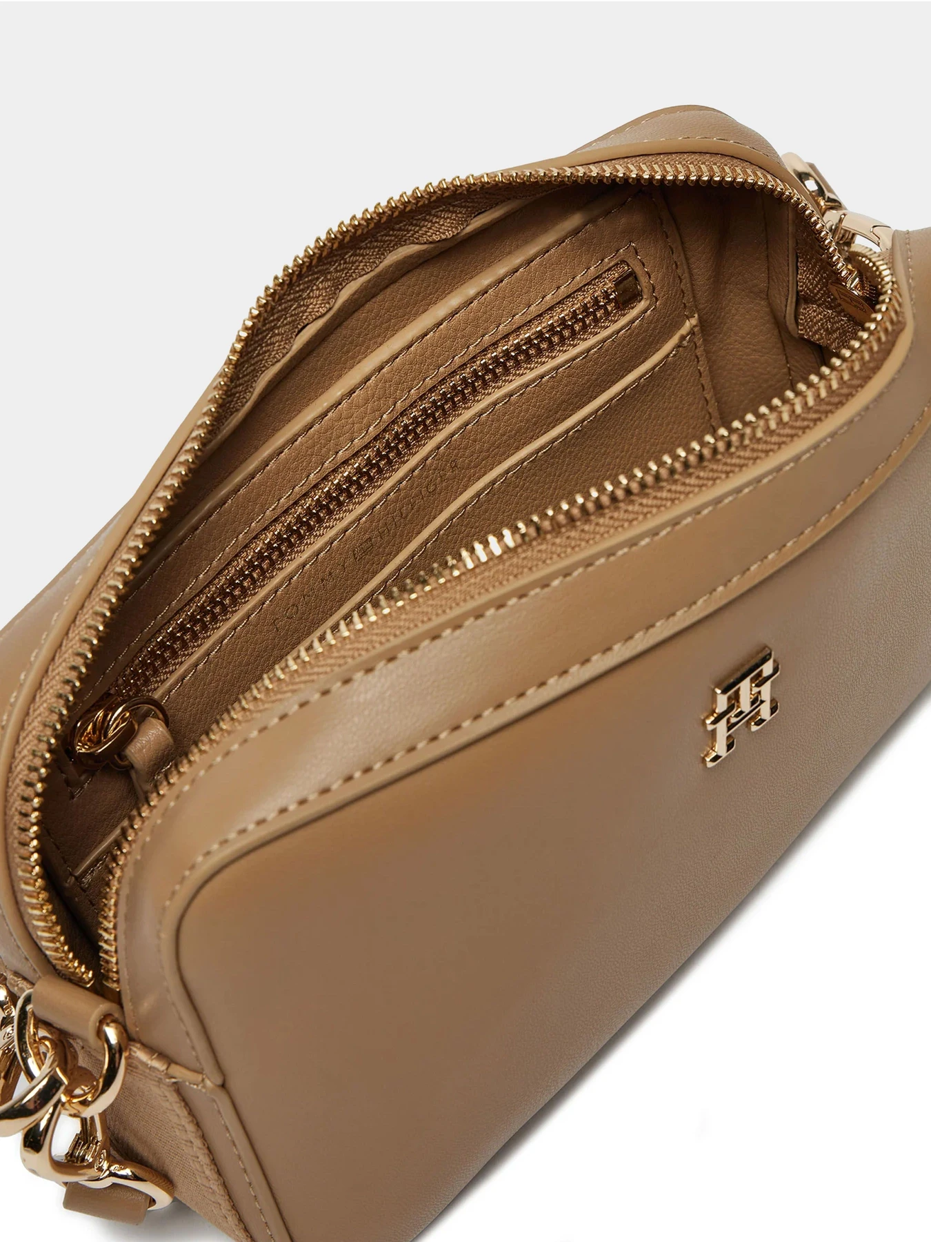 Сумки Tommy Hilfiger модель AW0AW16894-RBC Сумки Tommy Hilfiger модель AW0AW16894-RBC Фото