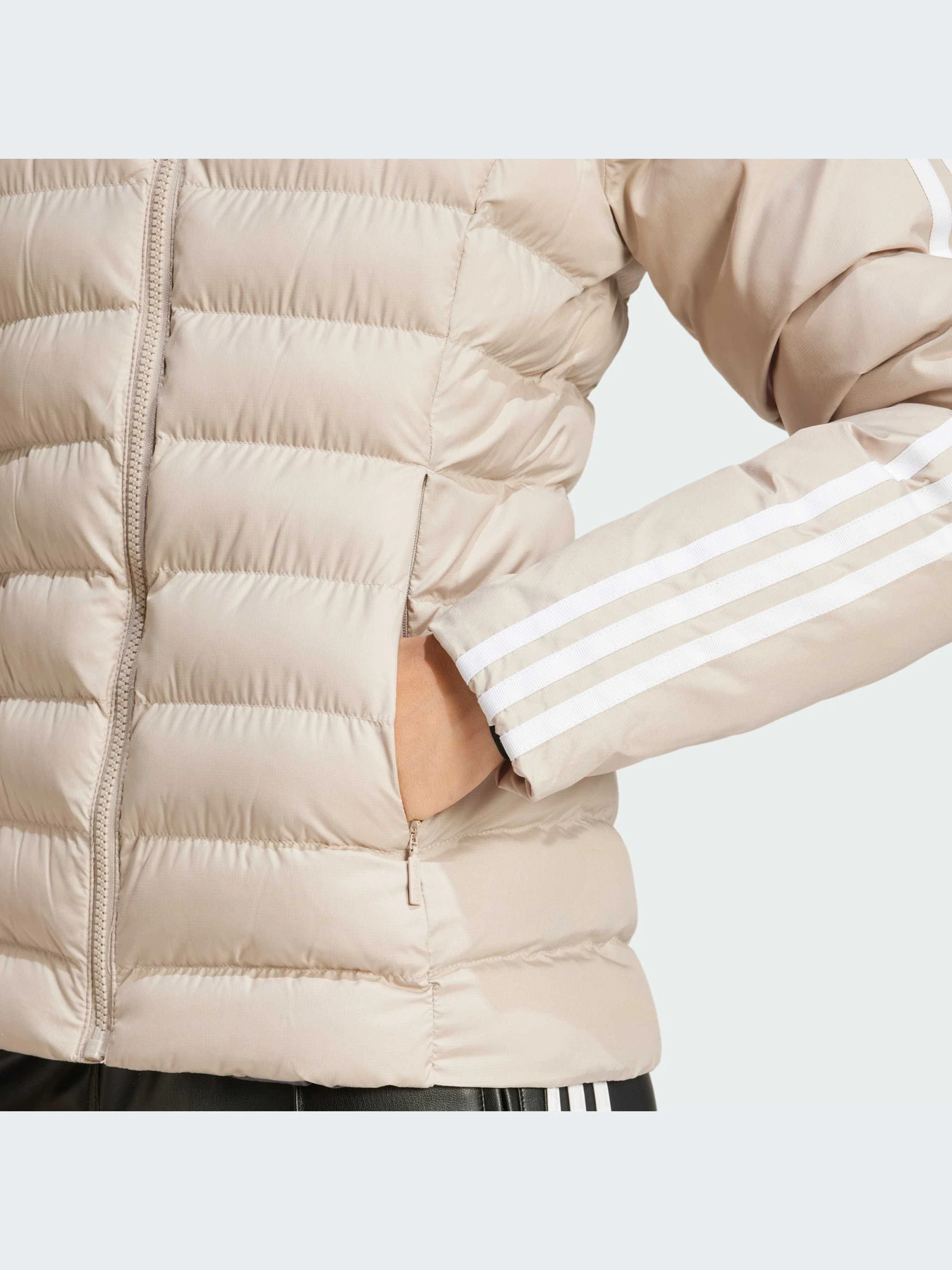 Куртки и дубленки Adidas Adicolor модель IW5850-KZ Куртки и дубленки Adidas Adicolor модель IW5850-KZ Фото