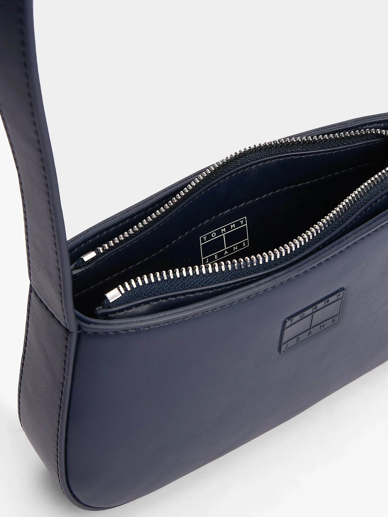 Сумки Tommy Hilfiger модель AW0AW16966-C1G Сумки Tommy Hilfiger модель AW0AW16966-C1G Фото
